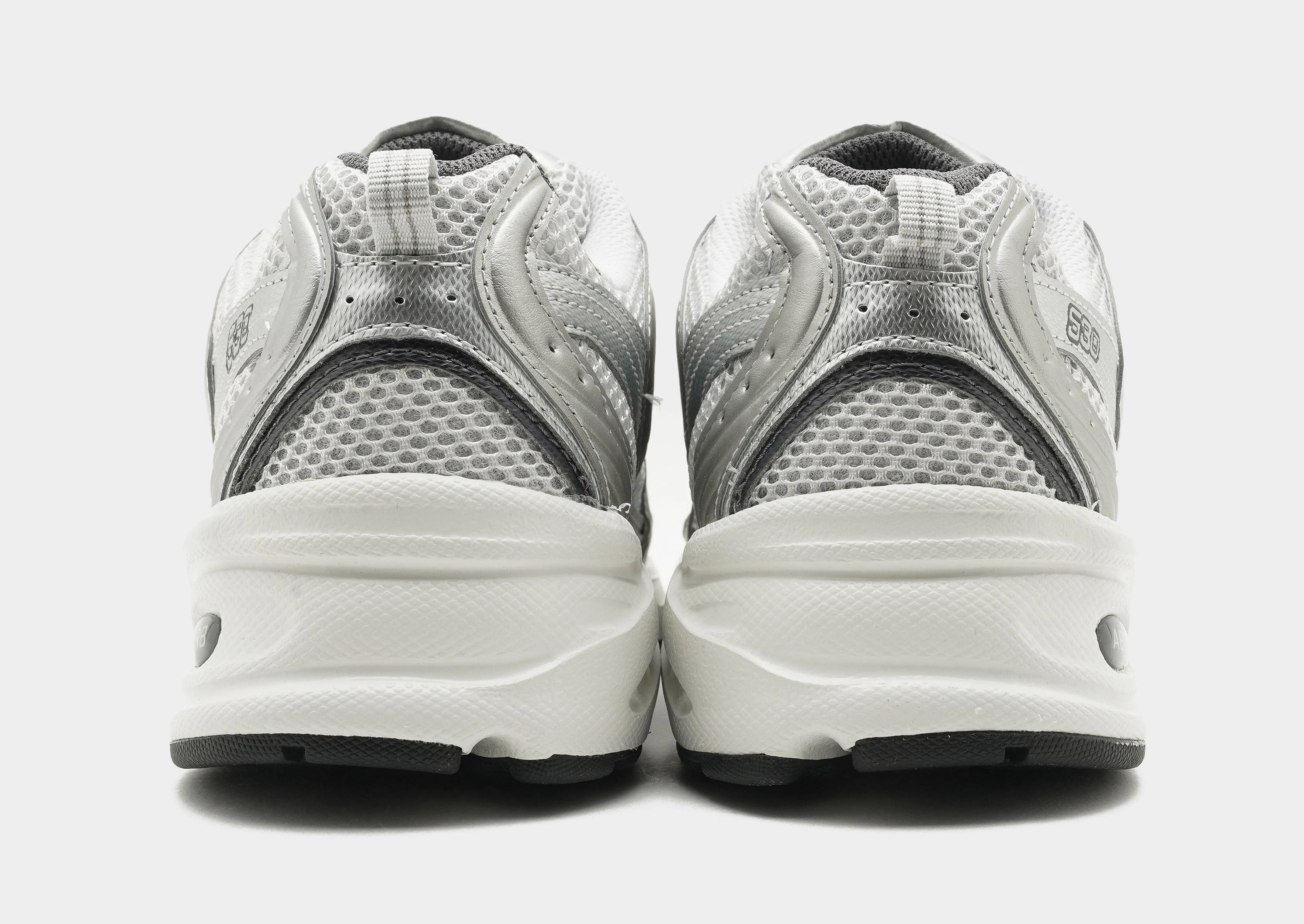 530 Women's pom - pom - decorated running shoes