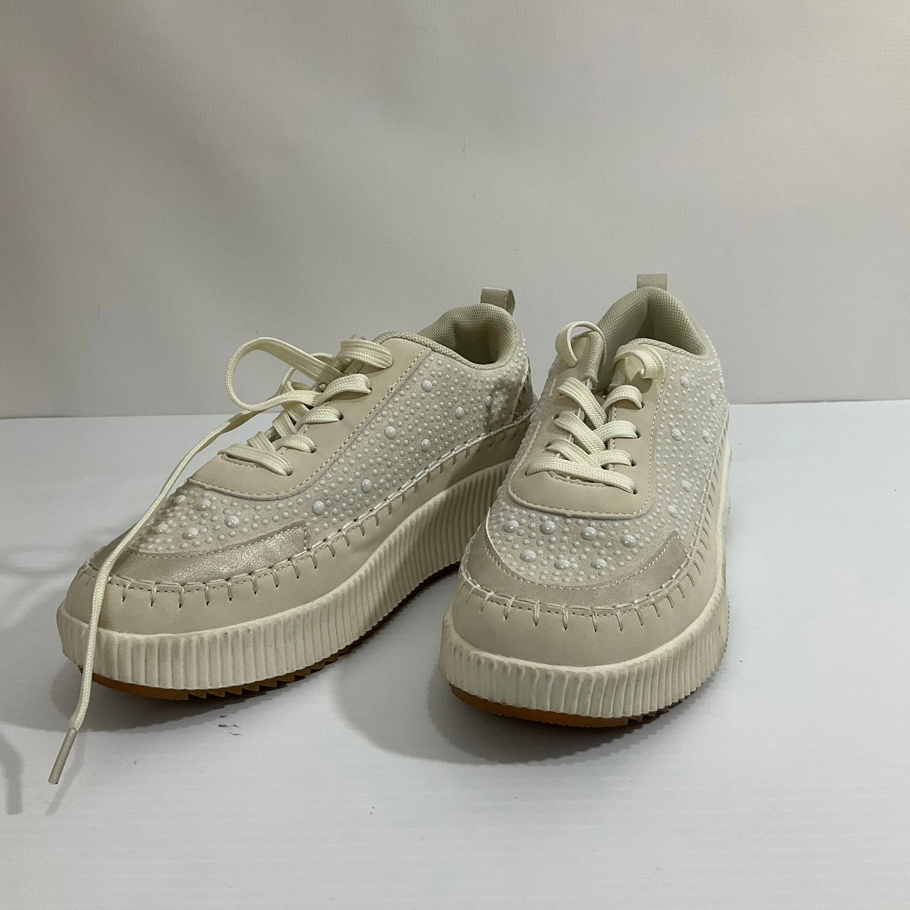 Flex Grip Shoes Athletic By Nicole Miller In Cream, Size: 8