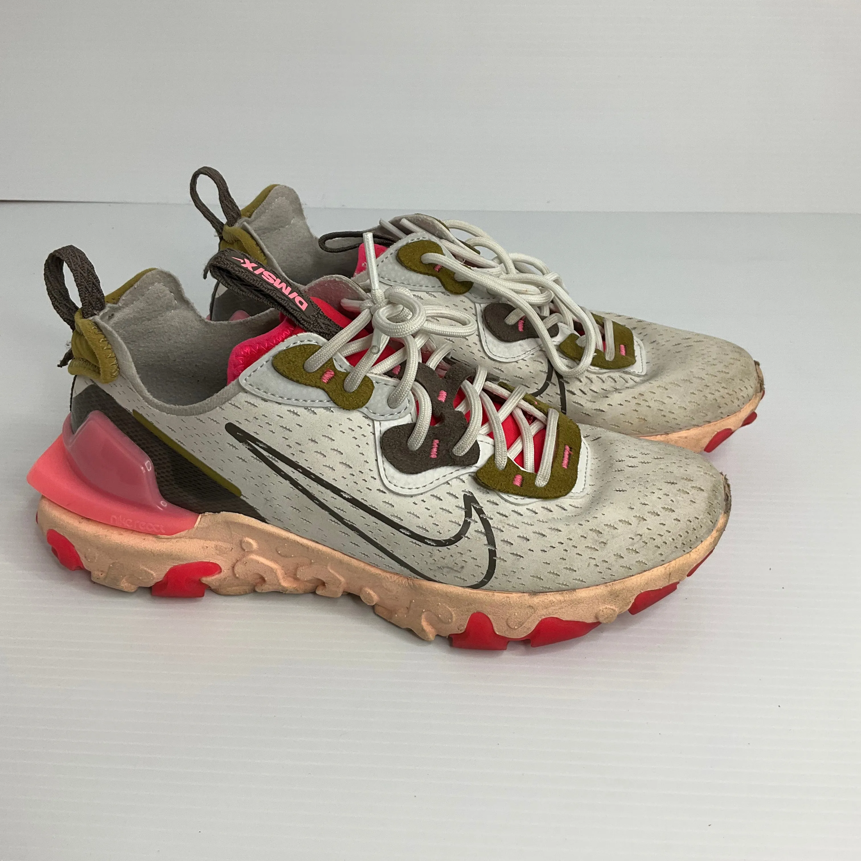 Reinforced toe side - vents Multi-colored Shoes Athletic Nike, Size 8