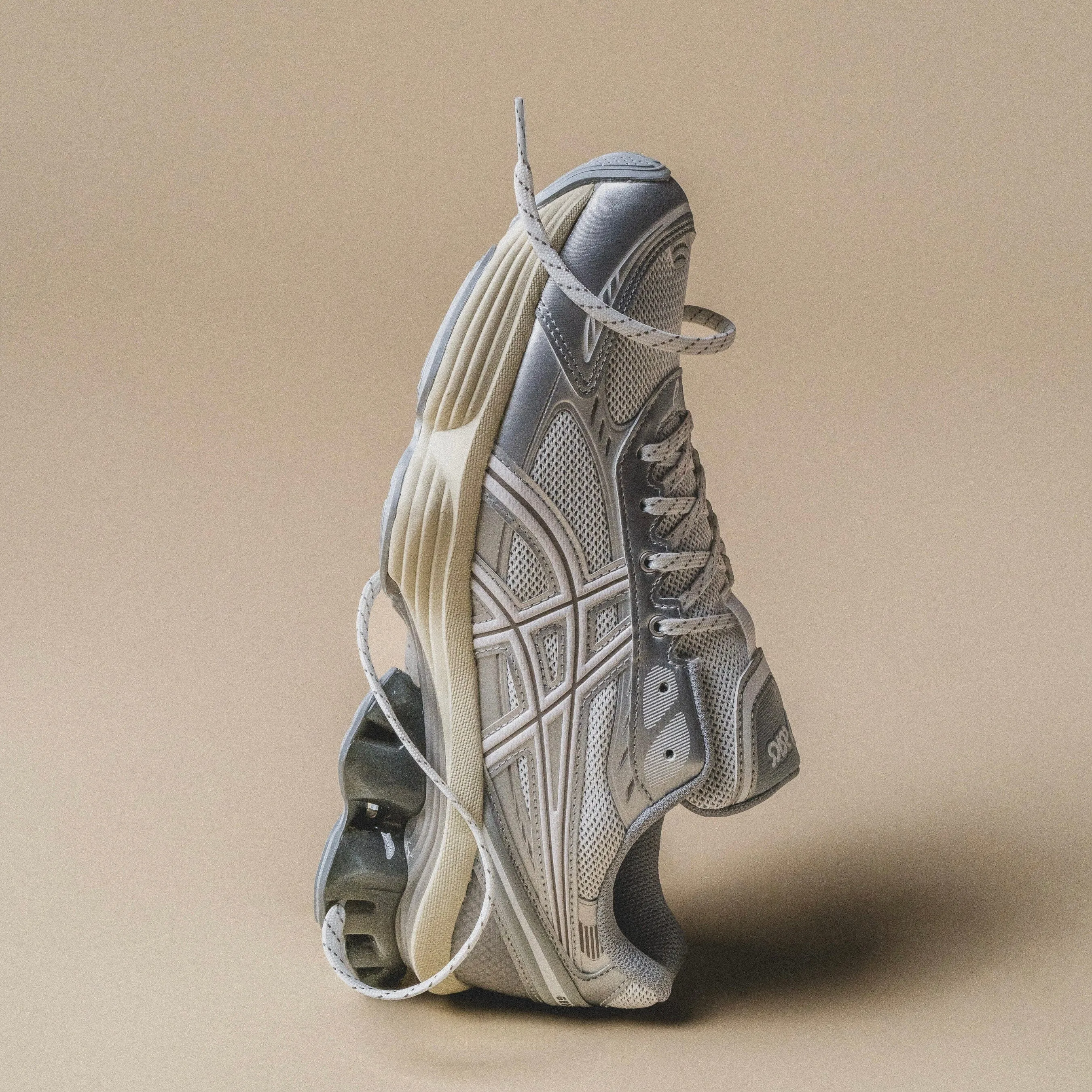 Casual grip MEN'S ASICS |  Gel-Kinetic Fluent  (White / White)