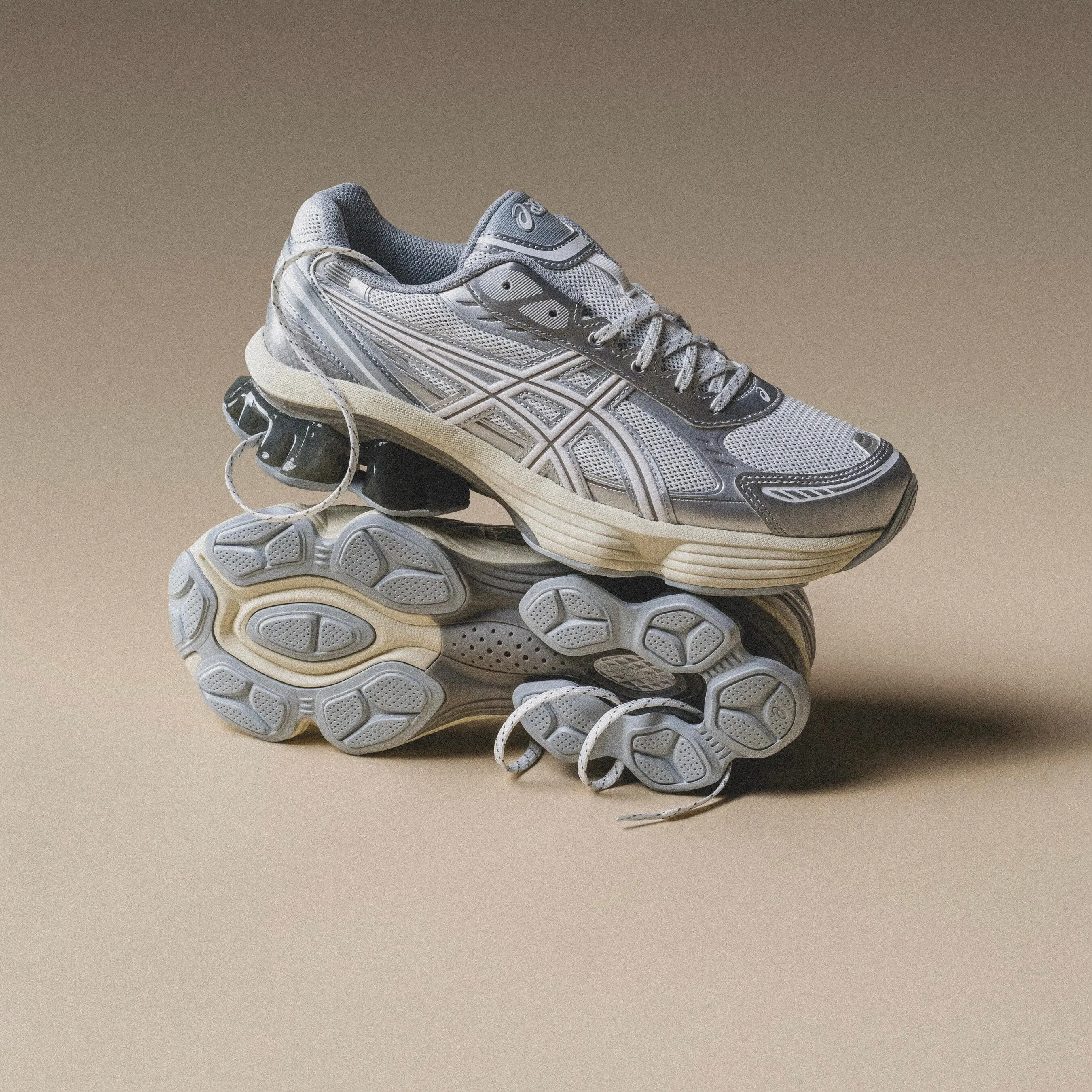 Flexible Zones Low Cut Design MEN'S ASICS |  Gel-Kinetic Fluent  (White / White)