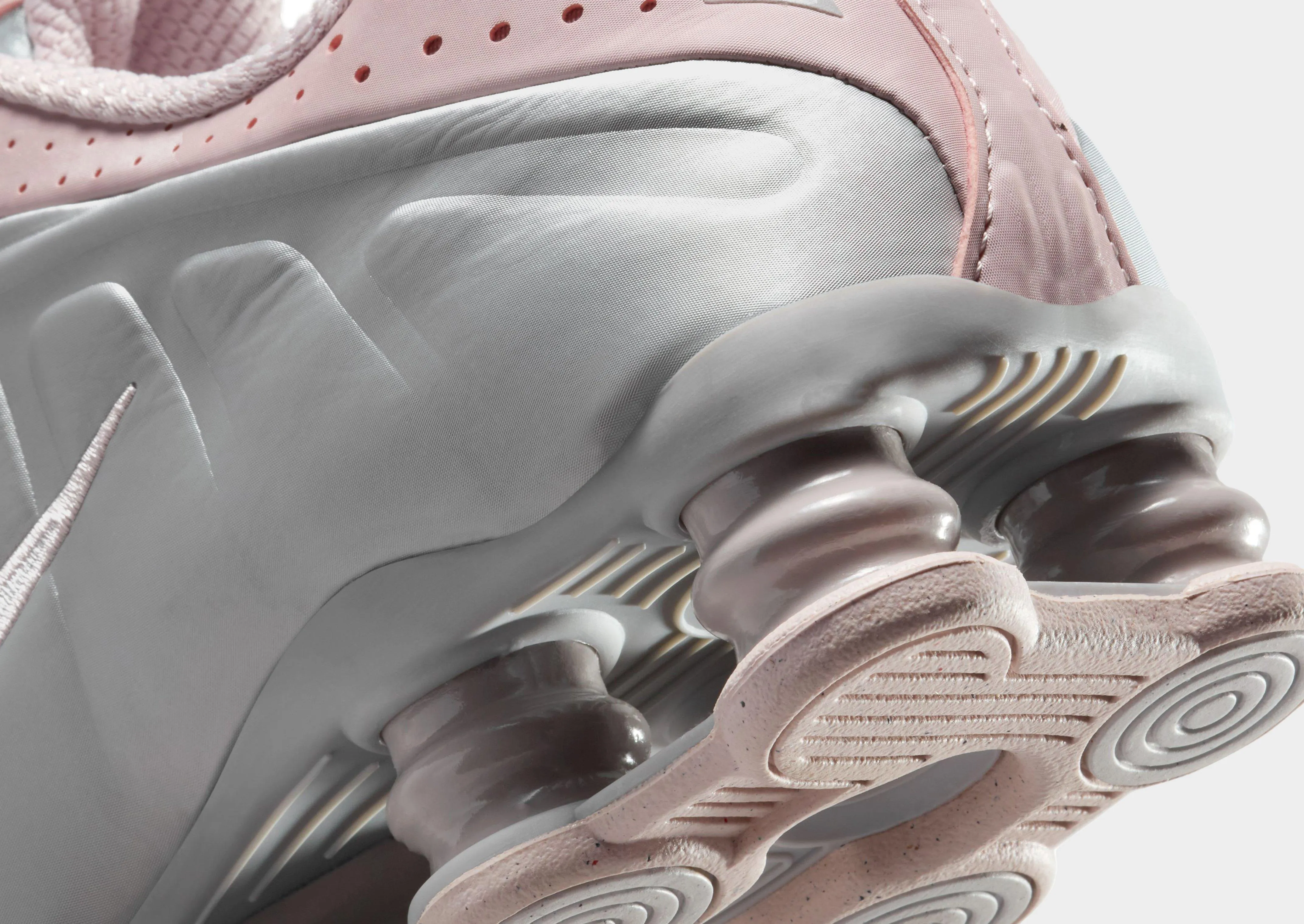 Shox R4 Women's Fashion Appeal