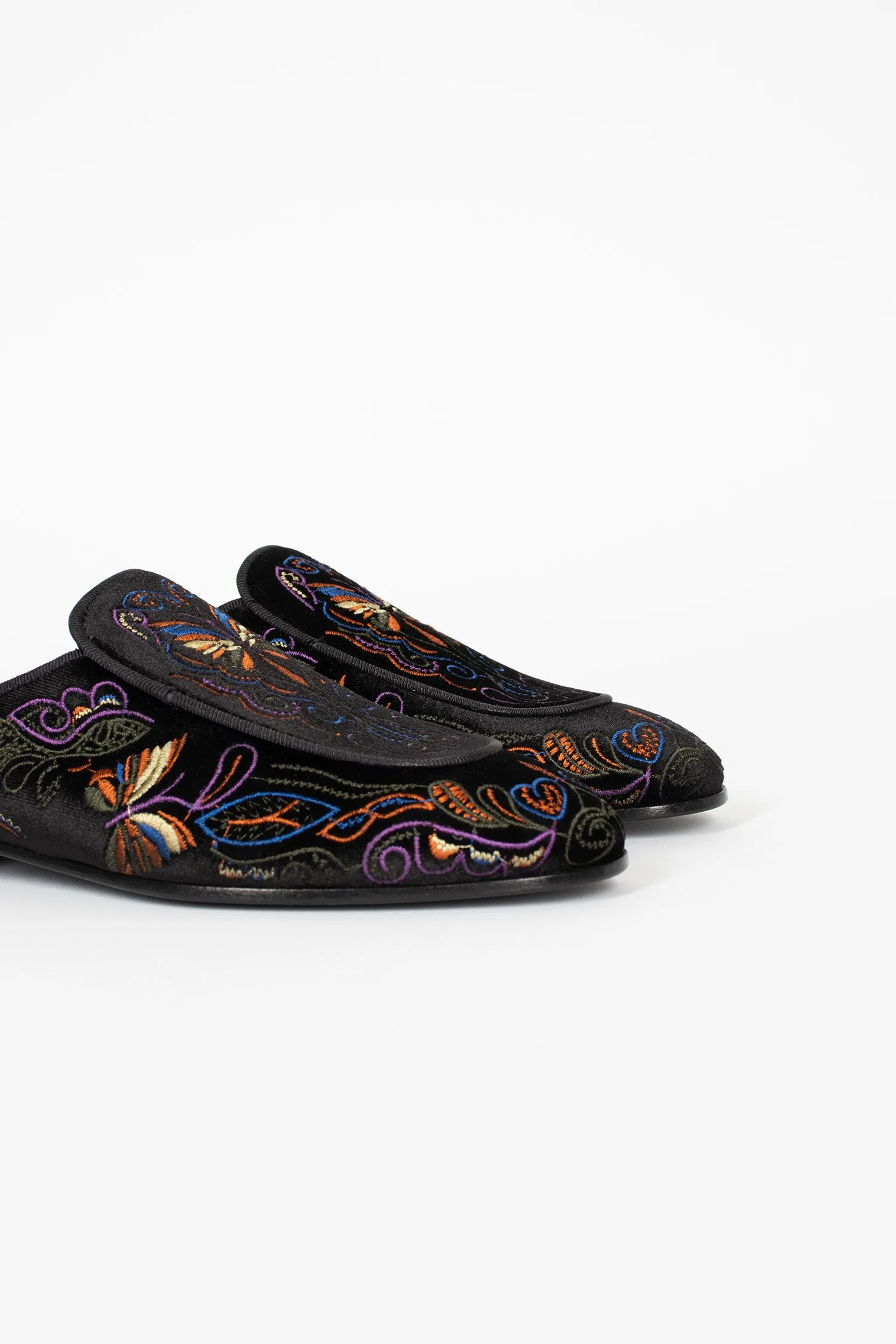 Urban Trail Velvet Mule Black/Papillon Embroidery