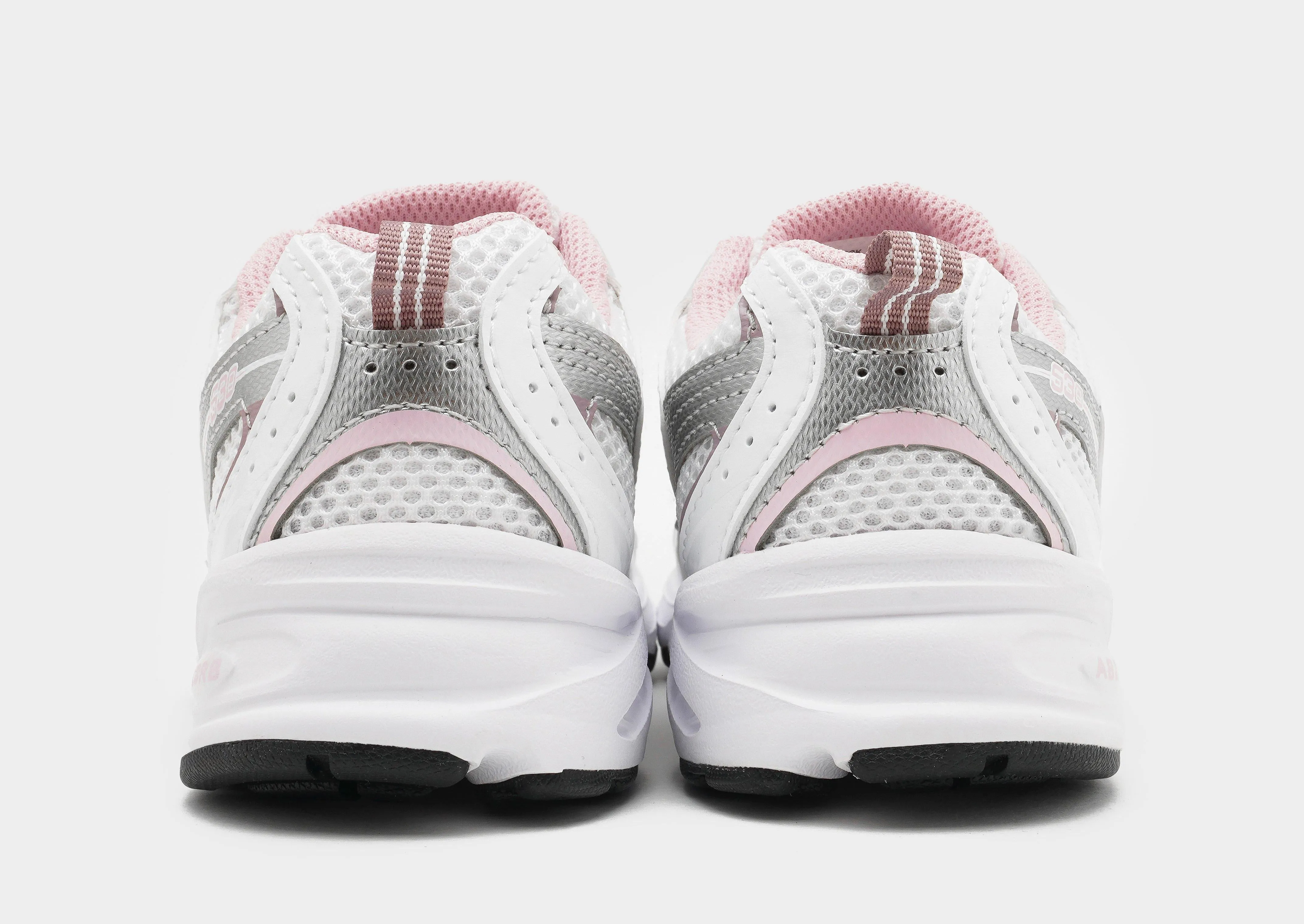 530 Children's running with a hat running in a tied - arch bridge area shoes
