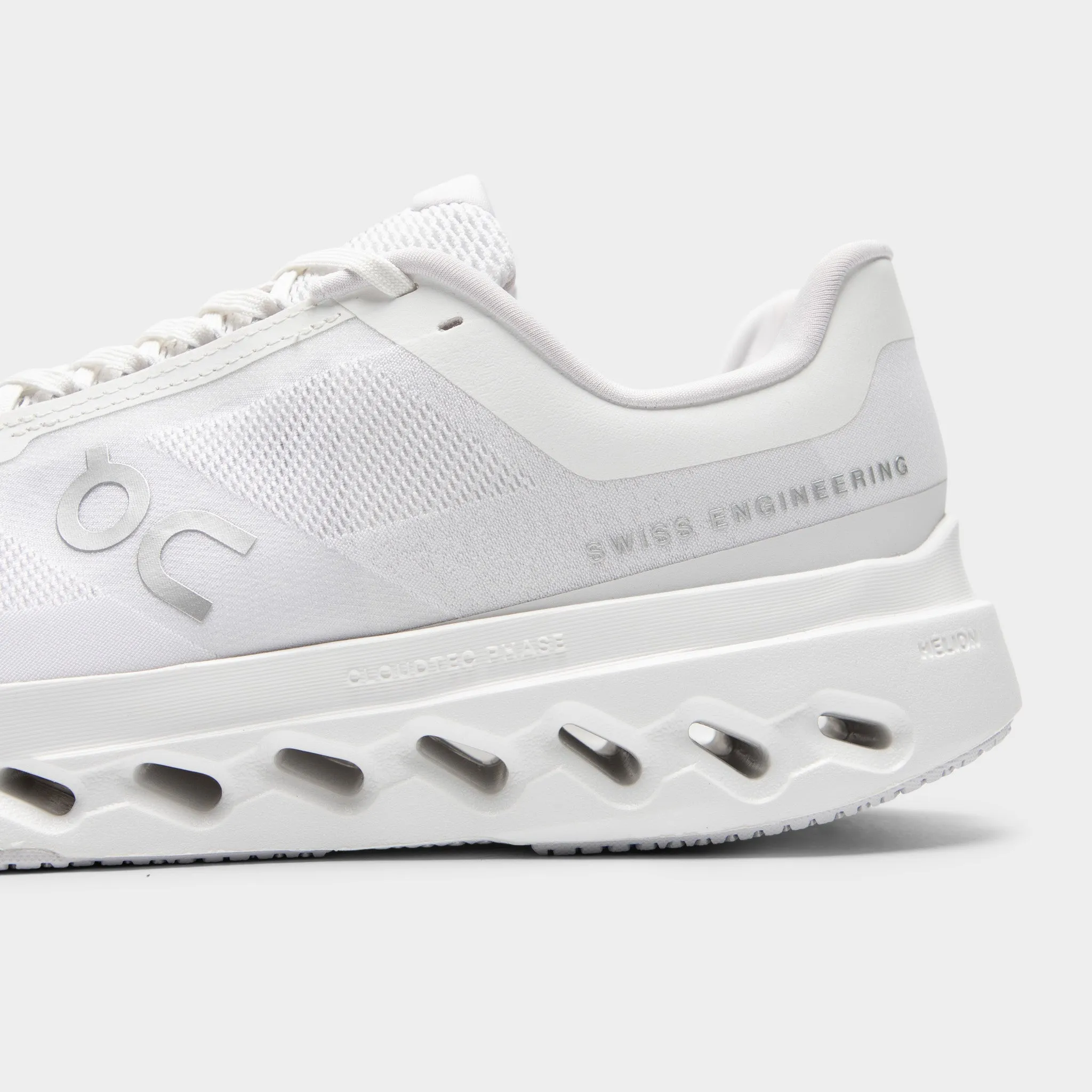 cross - country runner's shoe opportunity sprinter On Cloudsurfer White / Silver