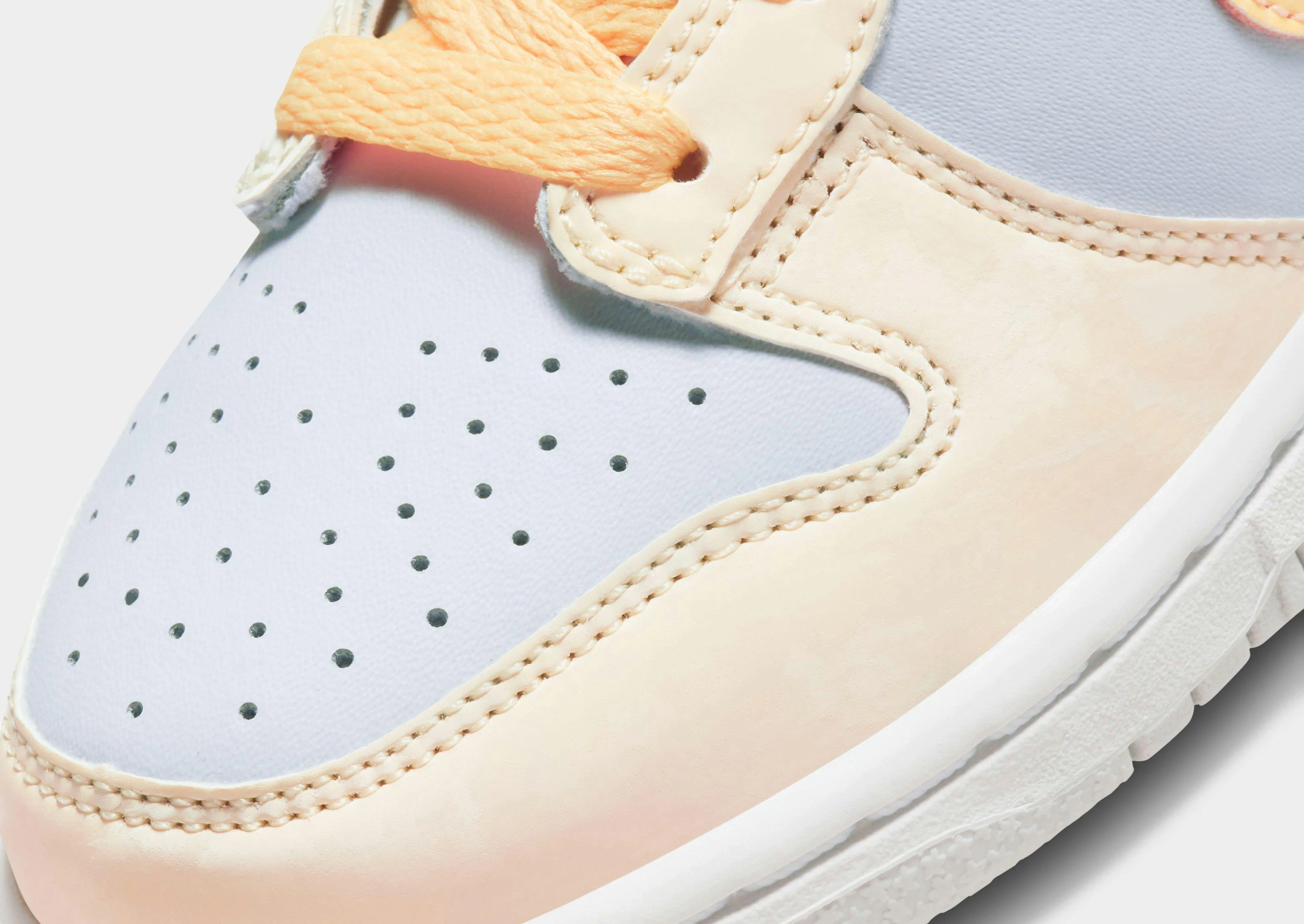Retro-inspired silhouette Slim performance Dunk Low Children's