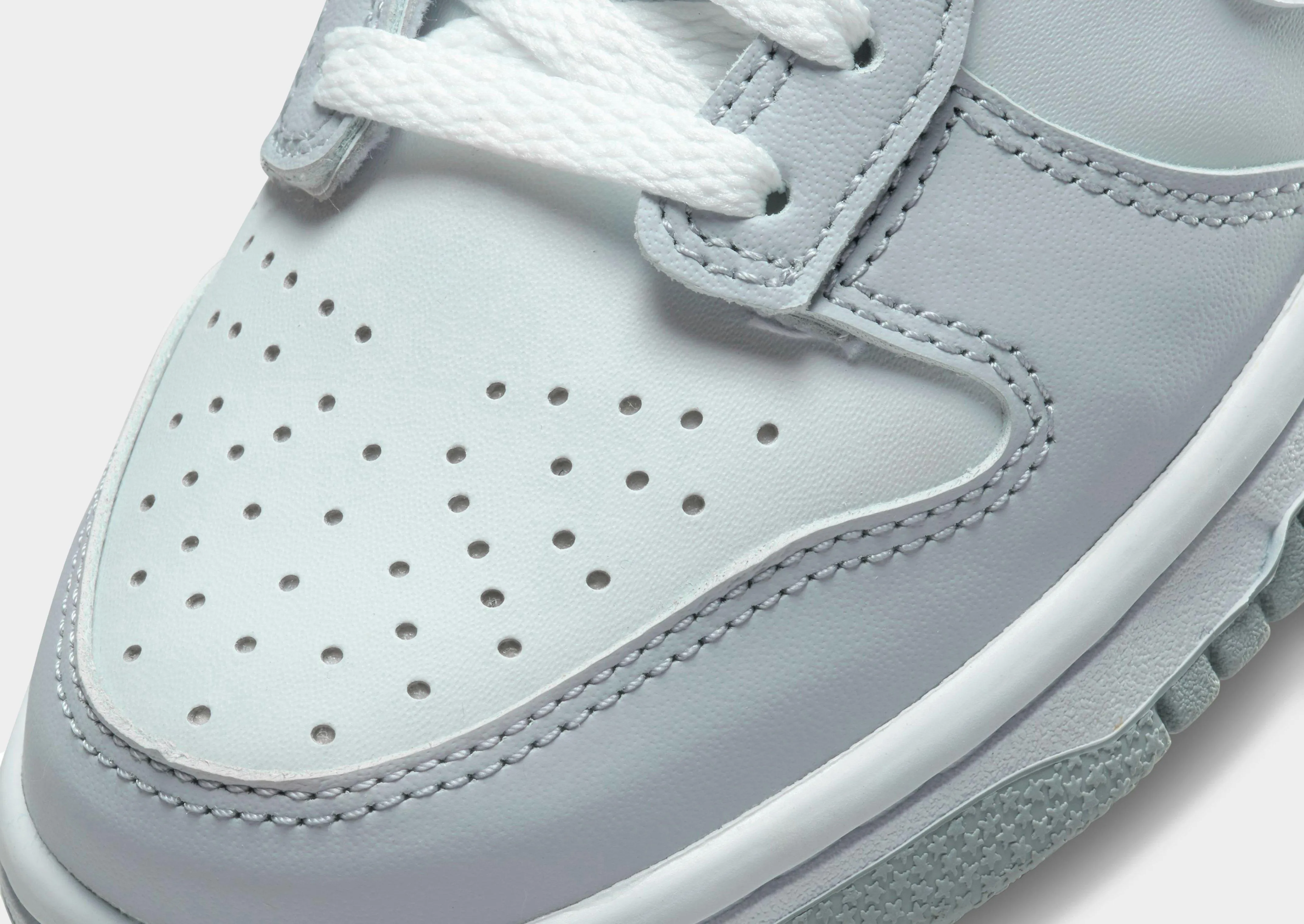 Dunk Low Junior's Elastic Goring System Pressure Relief Zones