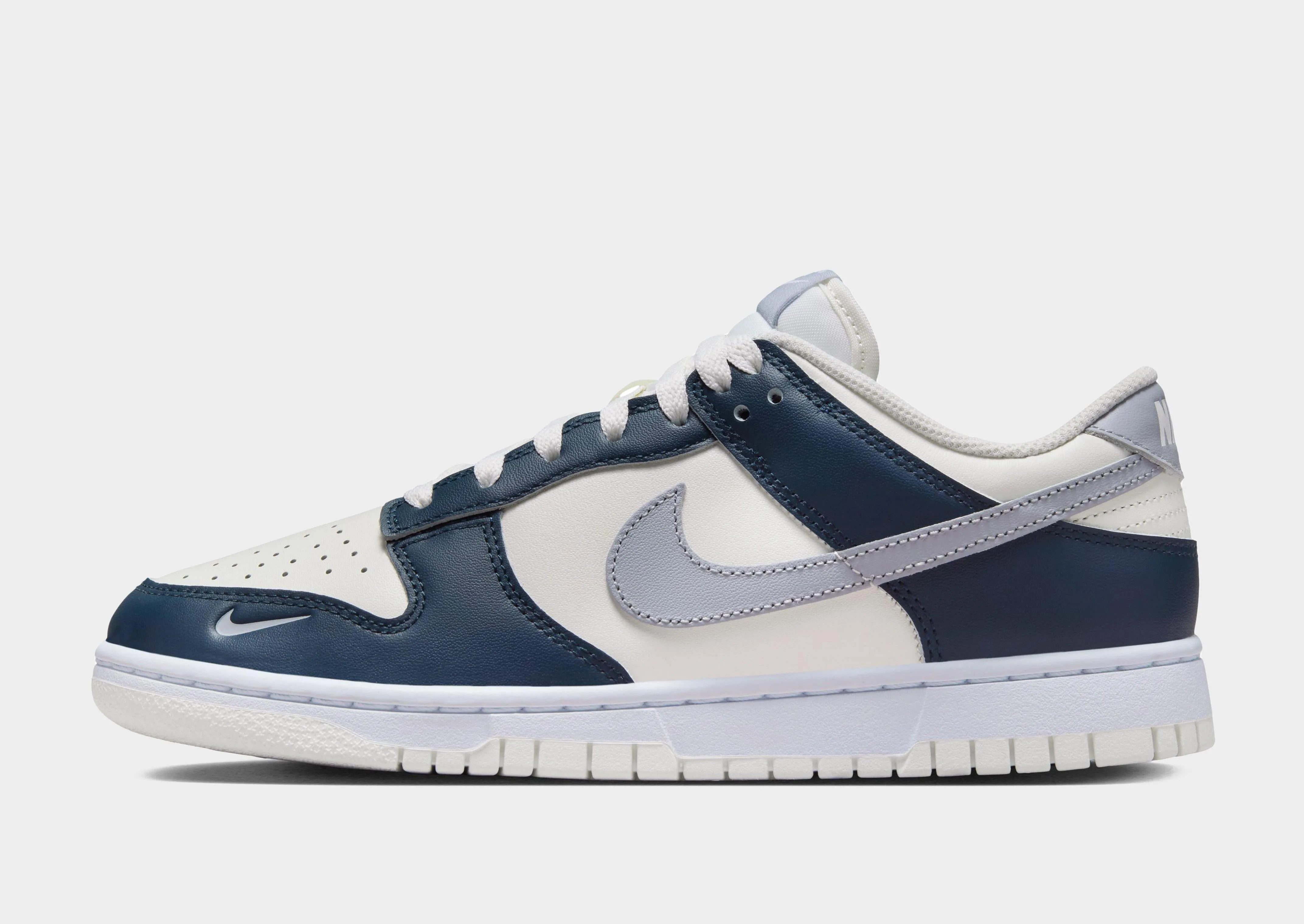 Dunk Low Women's Air Touch weekend stroll