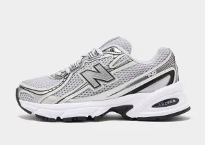 740 Women's running on an indoor track shoes