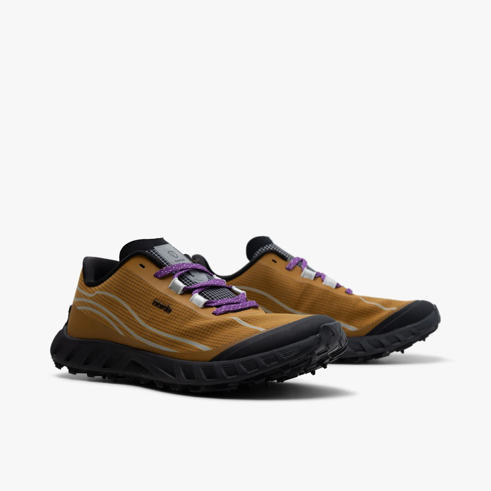 norda 002 / Oak LTD running in a marsh area shoes