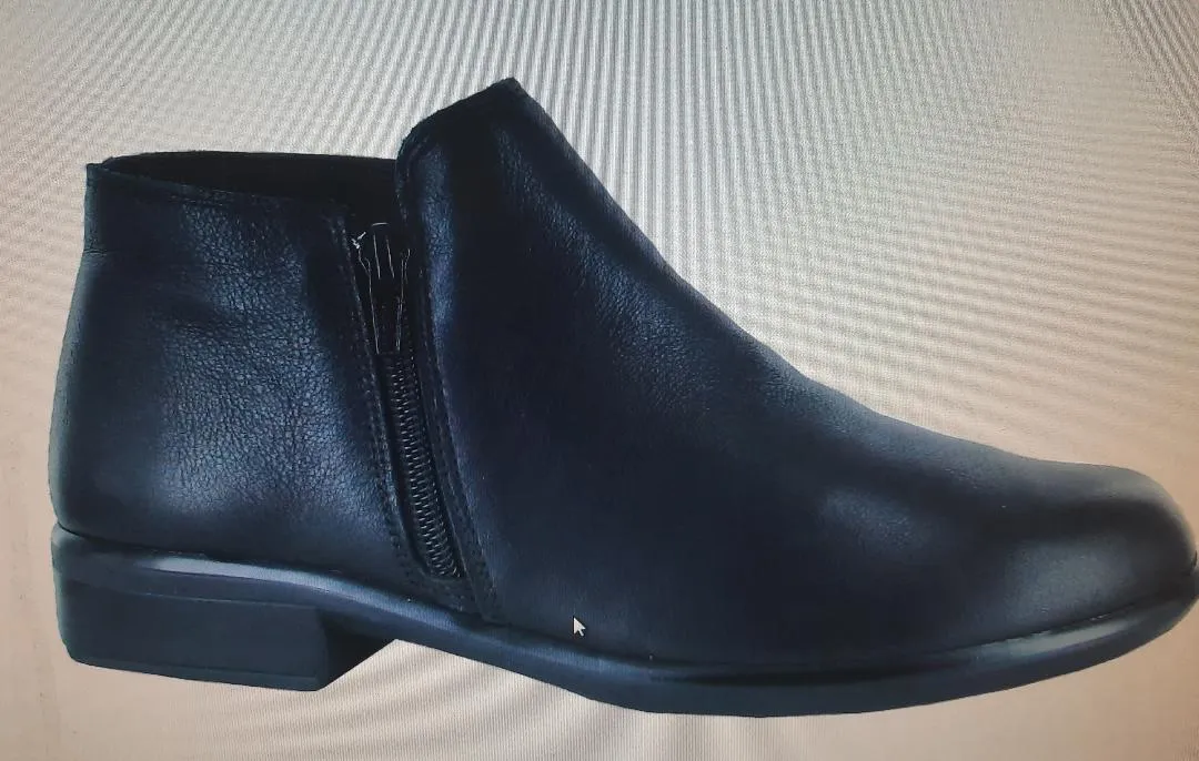 Weekend Casual Helm Water Resistant