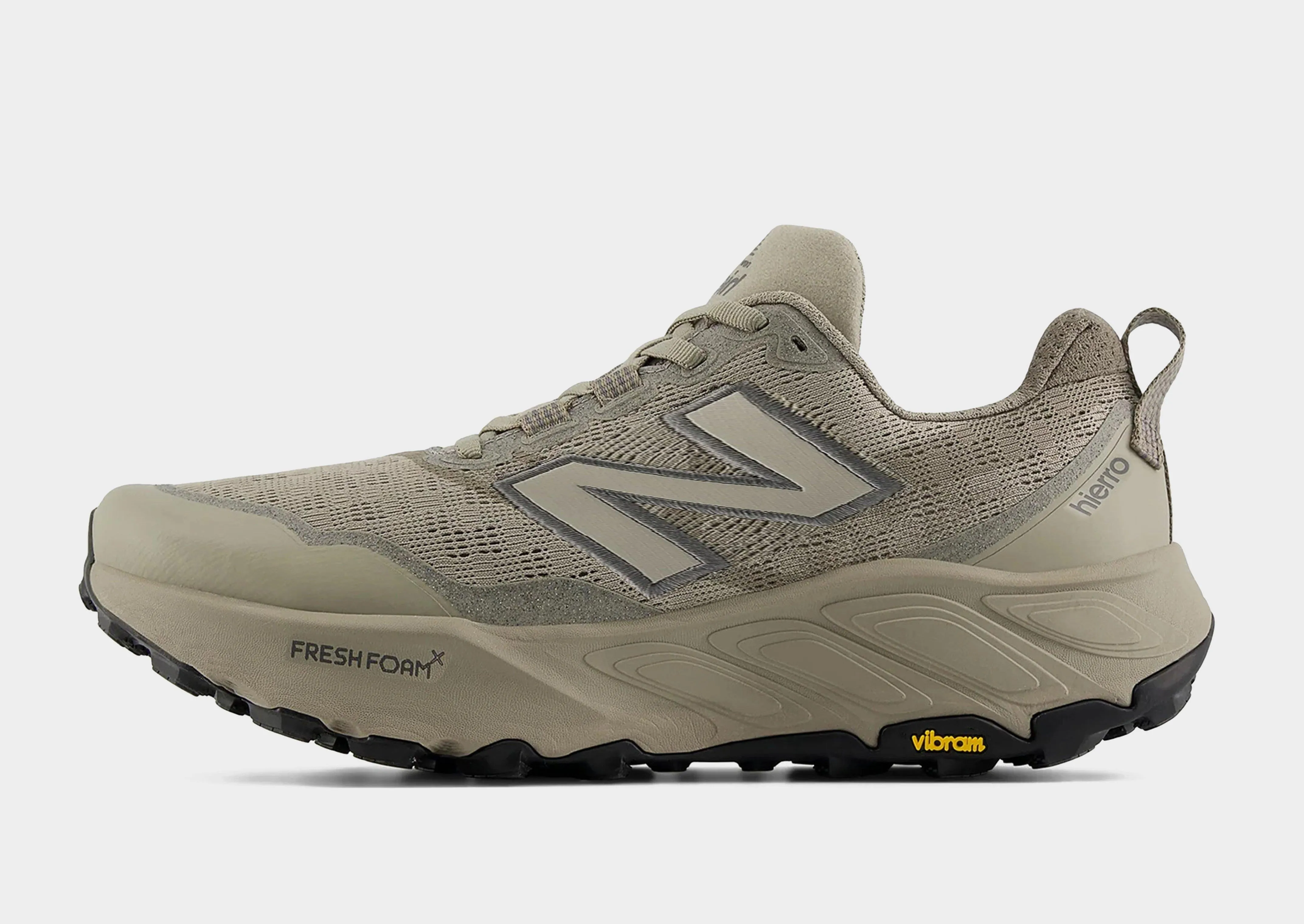 comfortable running shoes running on a grass track shoes Hierro