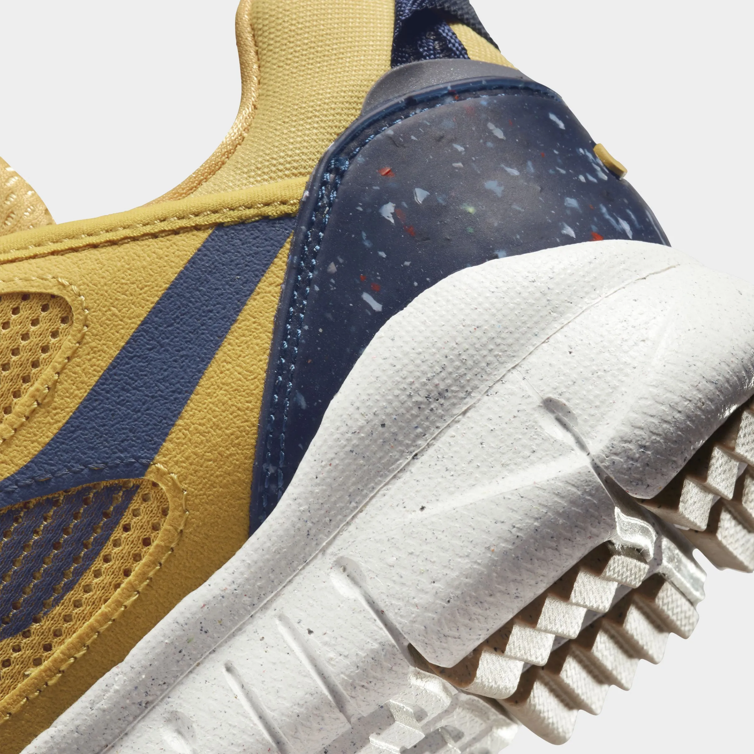 running in a tropical area Nike Free Terra Vista Sanded Gold / Midnight Navy - Goldtone