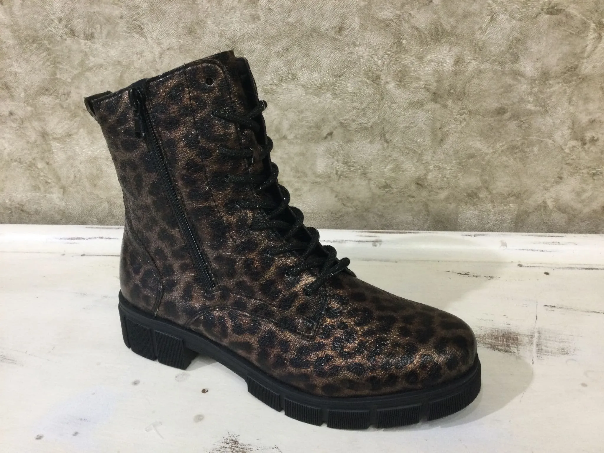 D2S72 Sweat Resistant Standing Workers Shine Bright