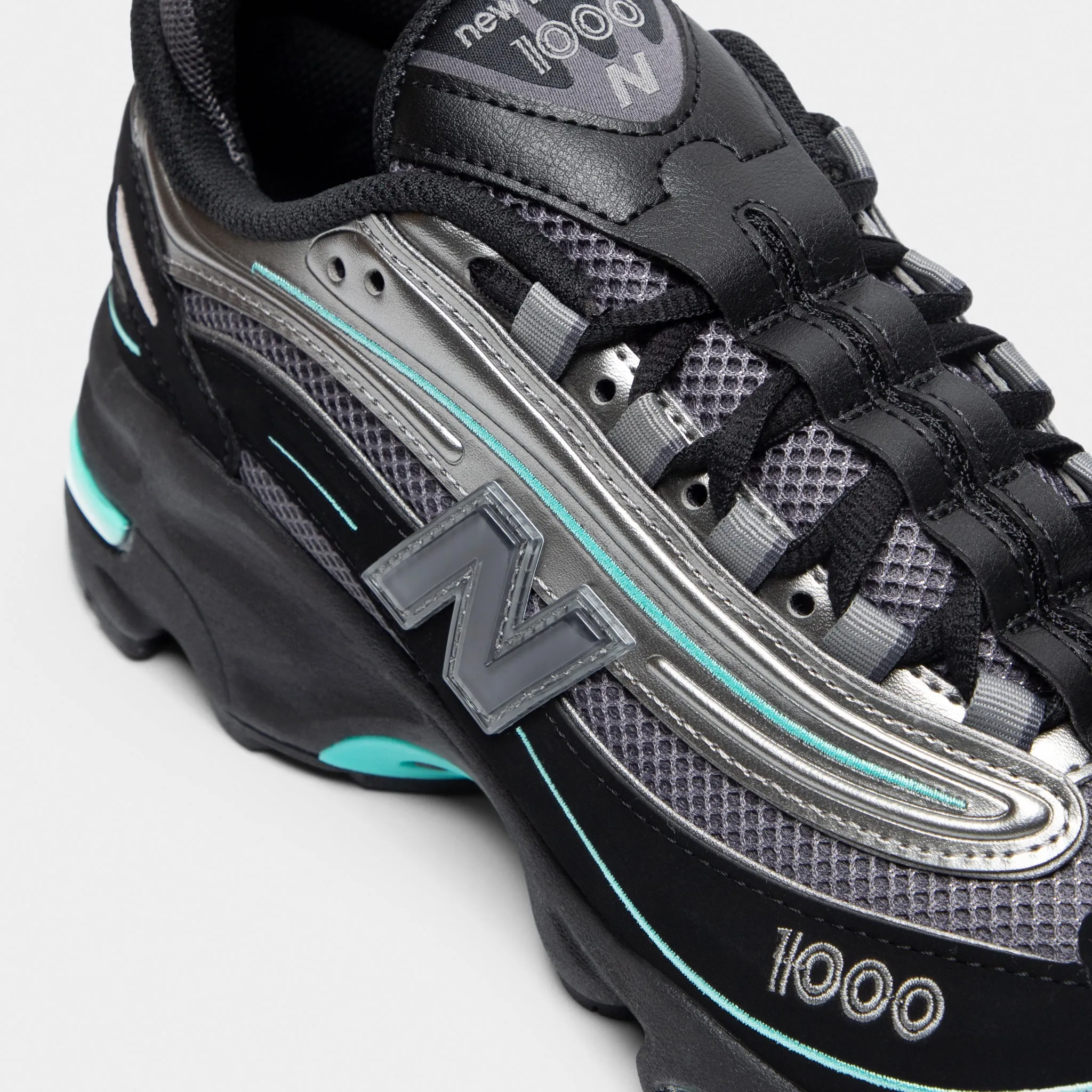 New Balance M1000 Black / Teal running - posture Solo - running