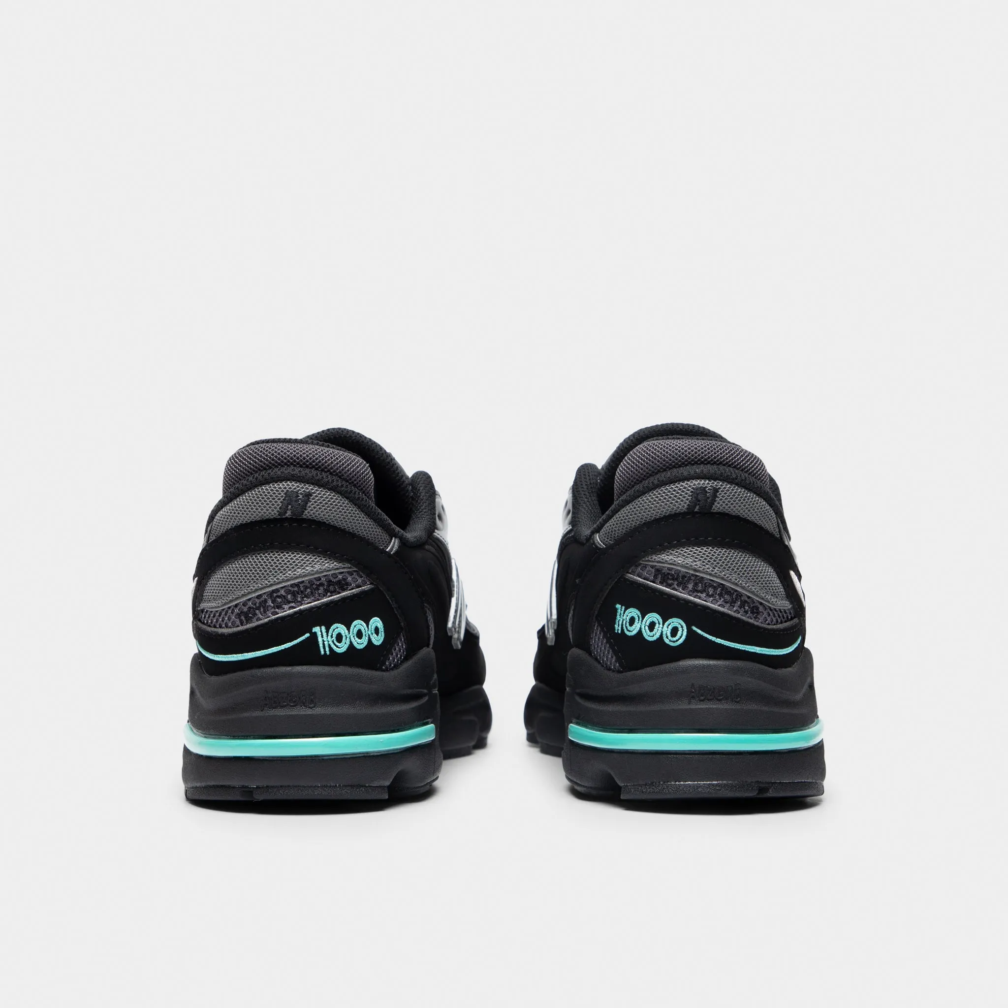 mountain running shoe landscape New Balance M1000 Black / Teal