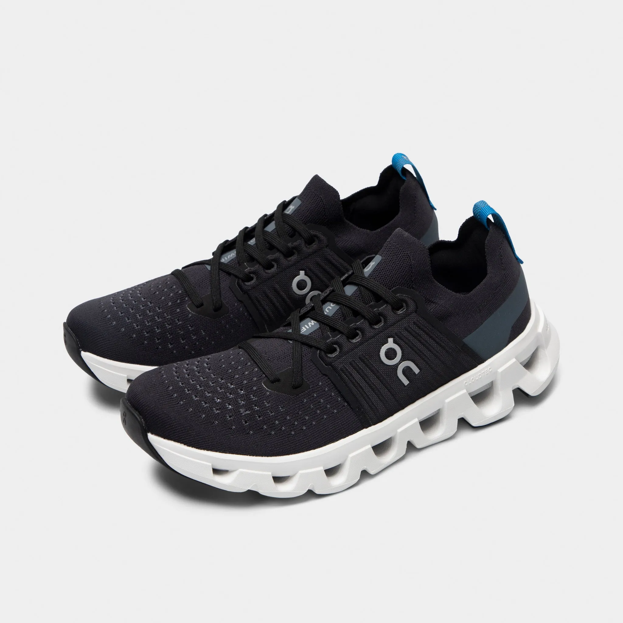 On Cloudswift 4 Black / White long - distance capable core - training