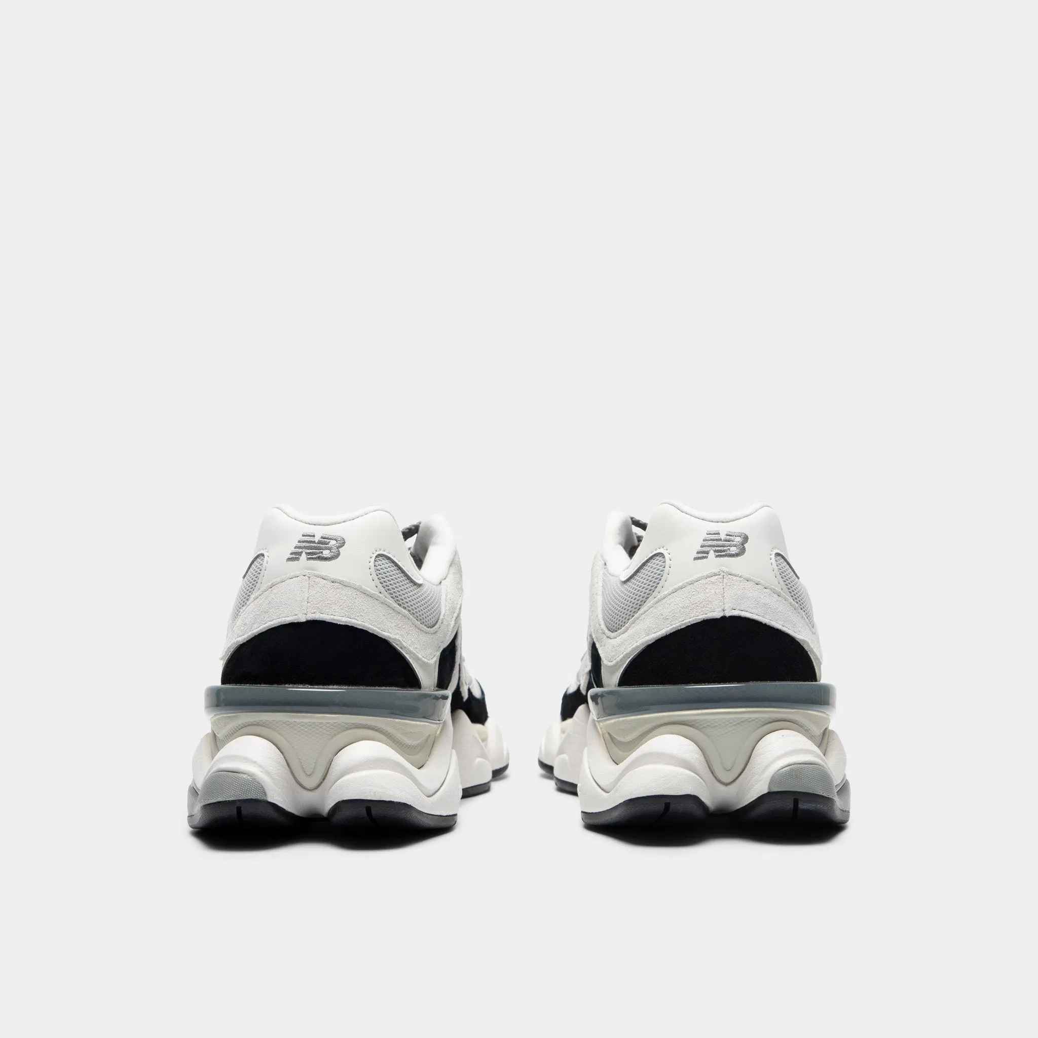 hiker shoes running in a funicular area shoes New Balance 9060 Black / Reflection