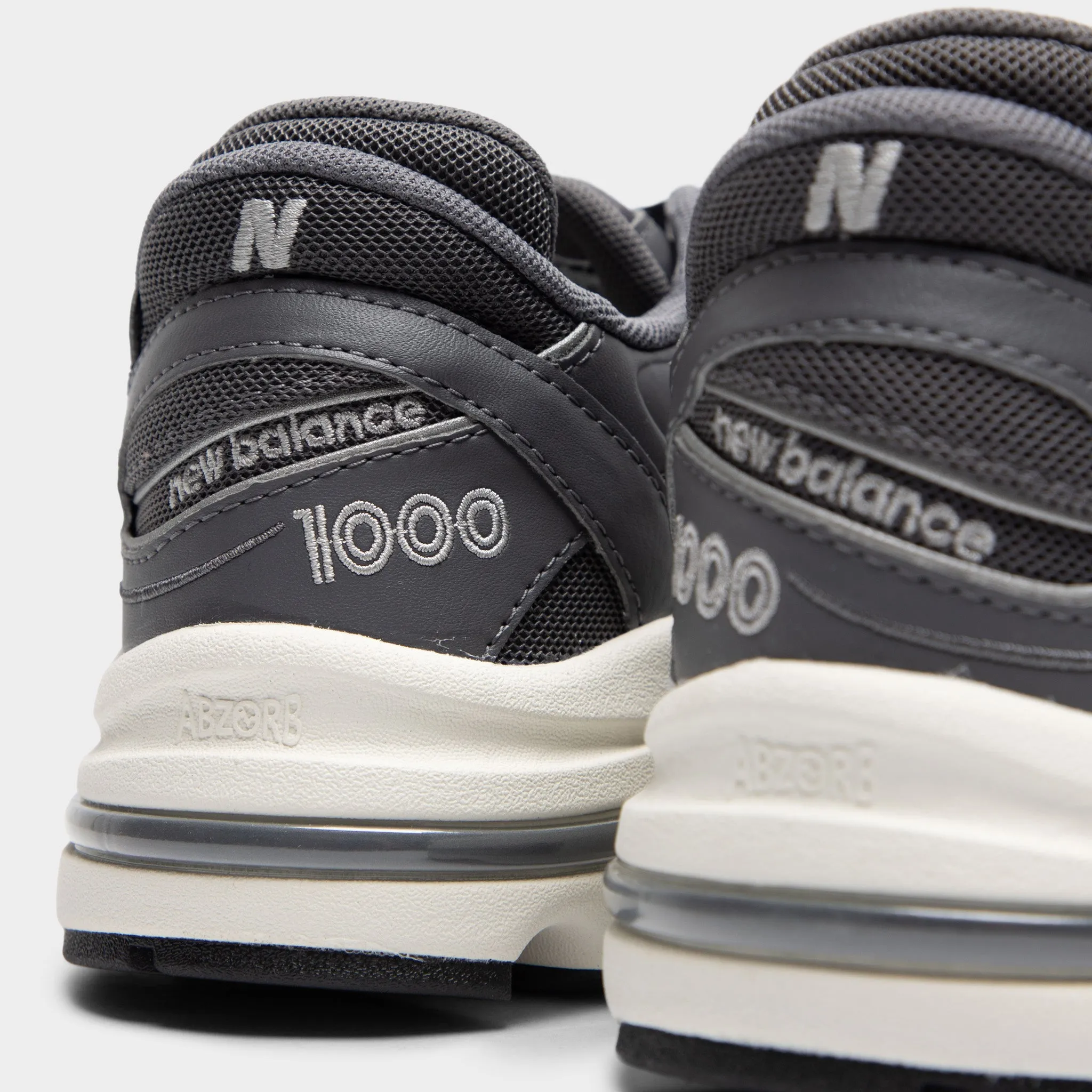 easy - to - clean shoes casual - walking shoes New Balance M1000 Grey / White