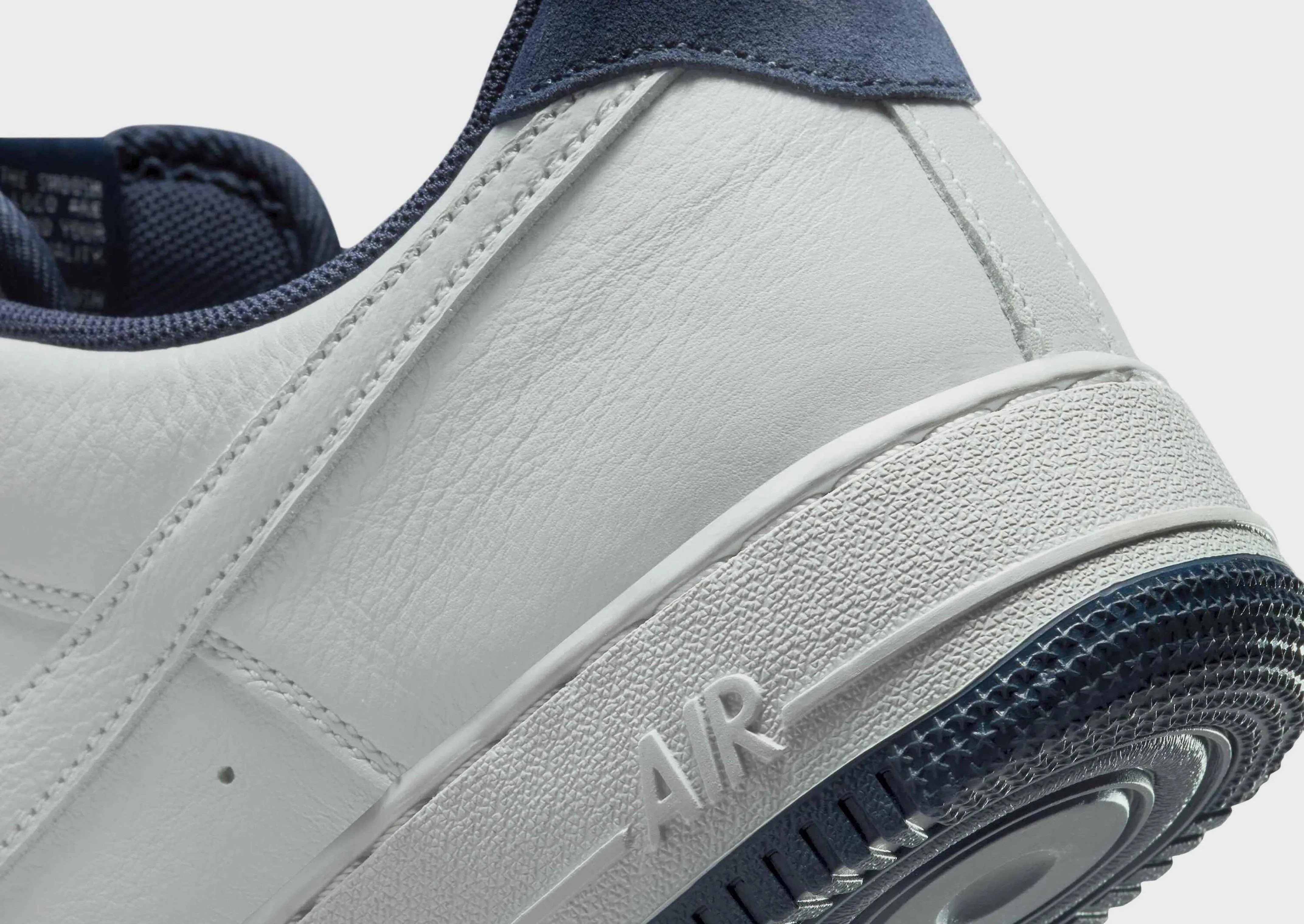 Air Force 1 '07 LV8 Glam stability
