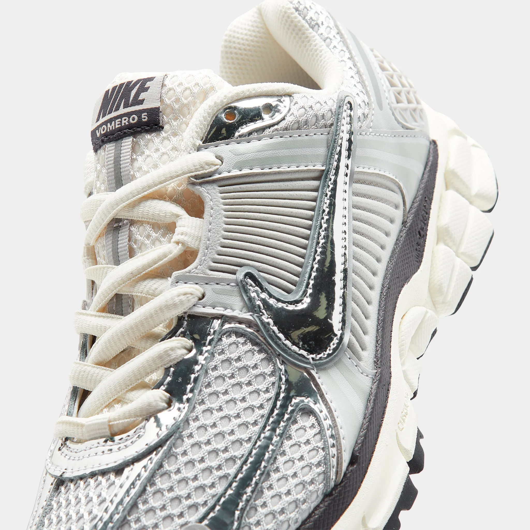 Nike Women's Zoom Vomero 5 Photon Dust / Chrome - Gridiron pronation - control