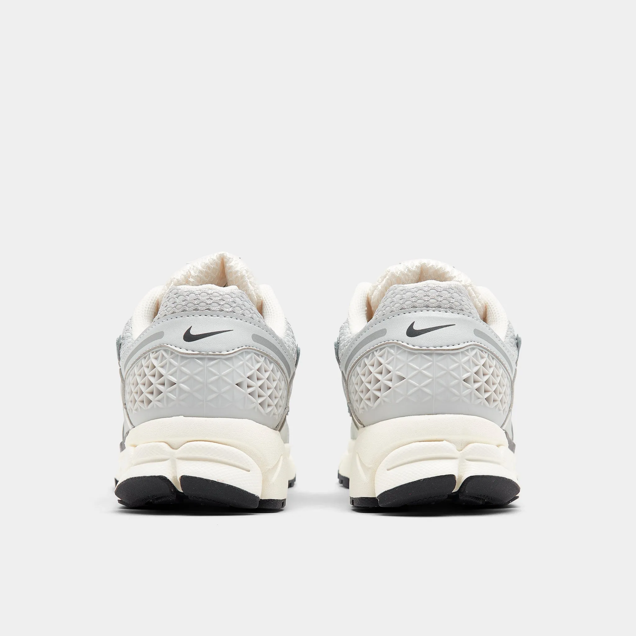 Nike Women's Zoom Vomero 5 Photon Dust / Chrome - Gridiron competitive running shoes training shoes