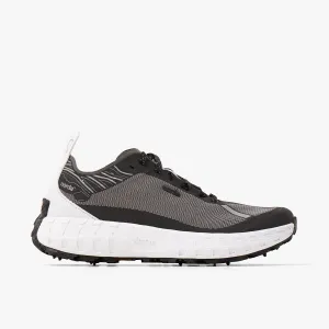 norda 001 / Core Black running on a dirt path Color run