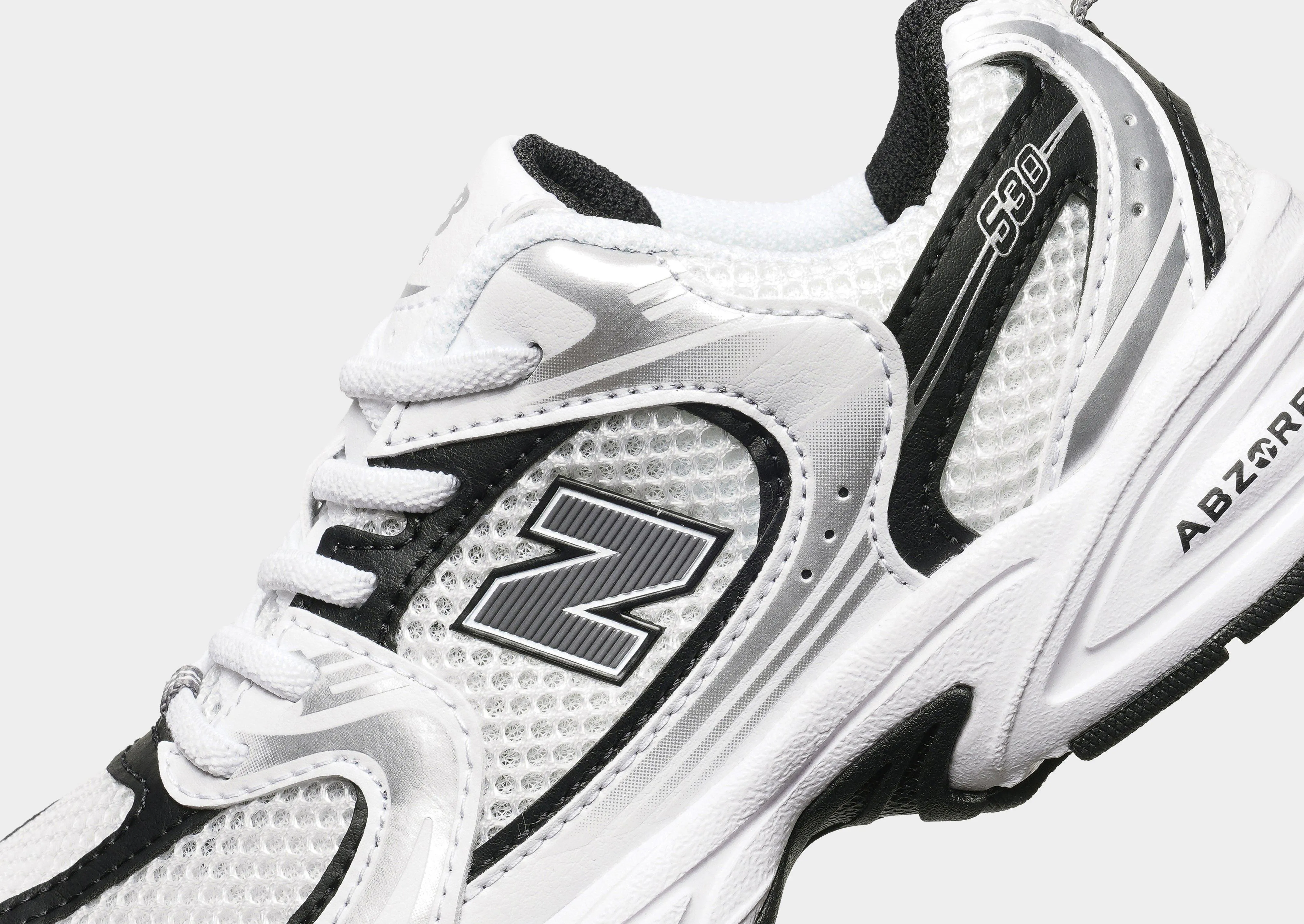 530 Children's Advanced runner running with a lugged outsole