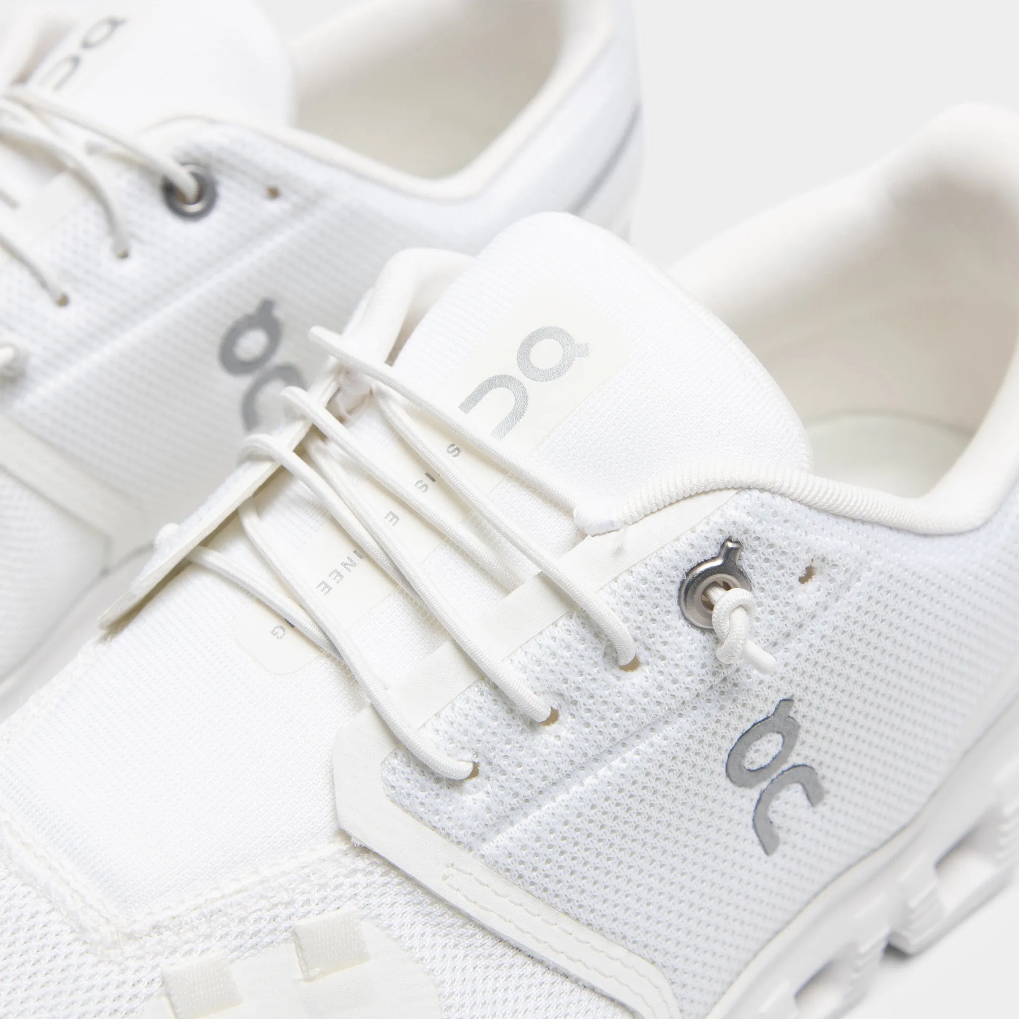 tassel - decorated running gear ballet shoes On Cloud 6 White / White