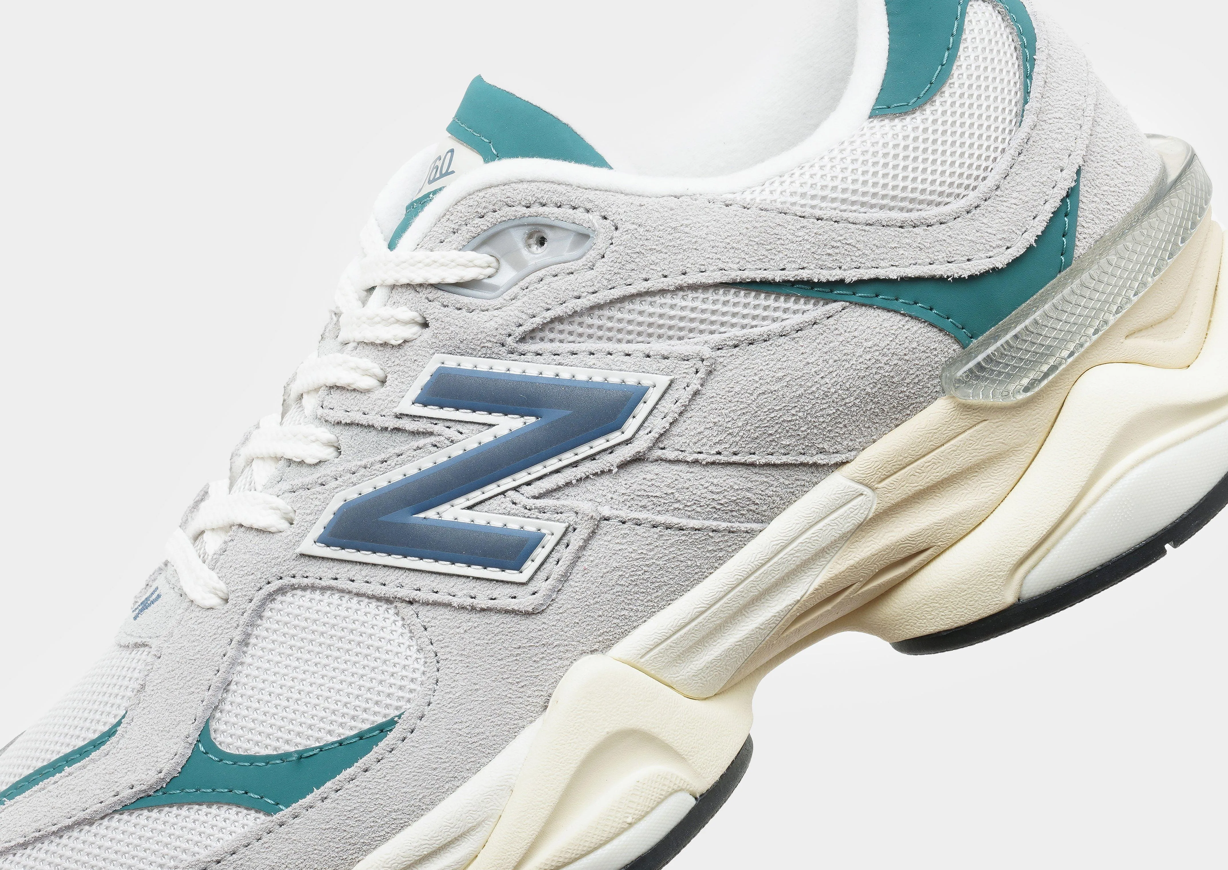 running on a dirt track shoes 9060 Women's