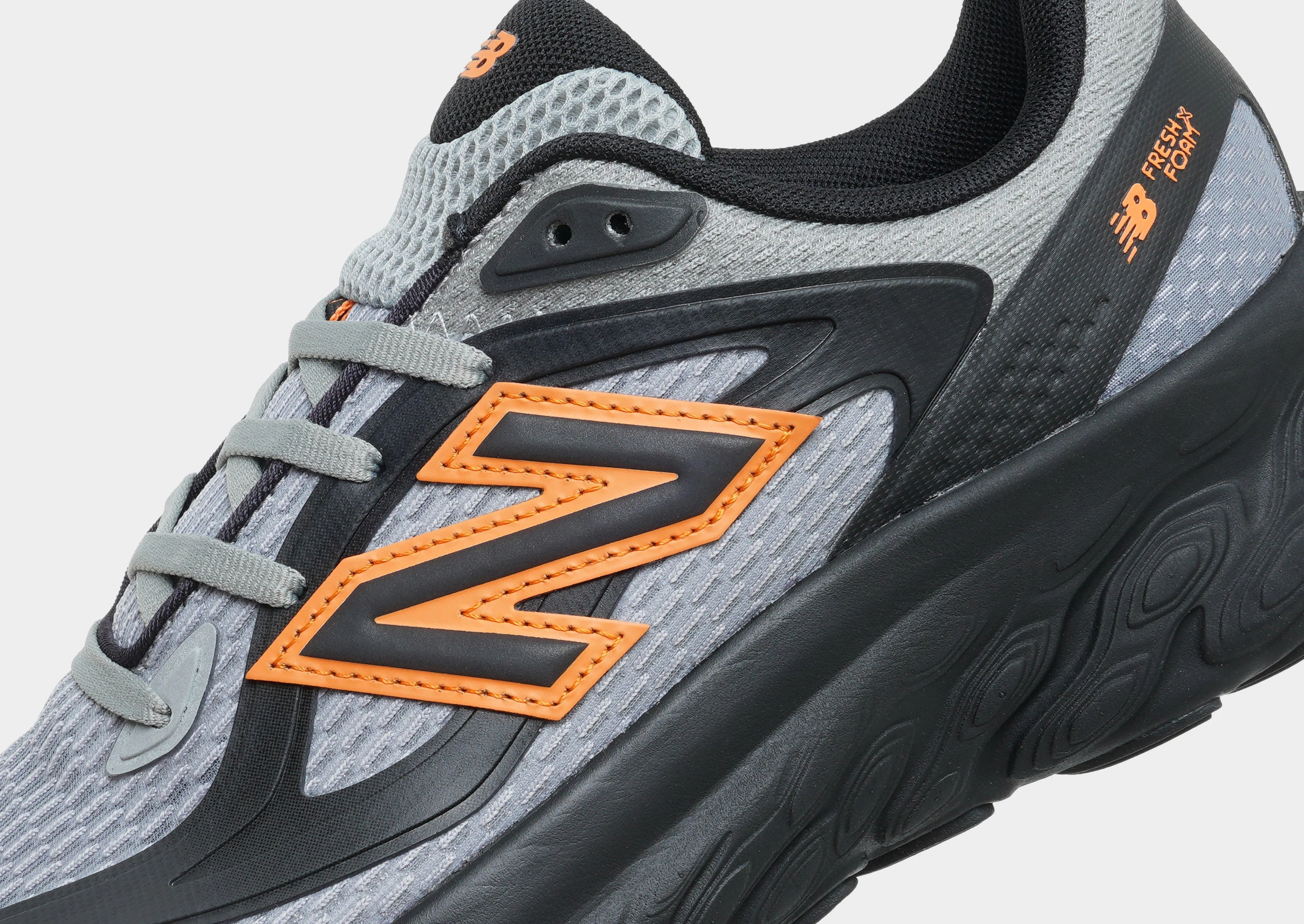 FF Trainer running on beach shoes Performance Cushioning