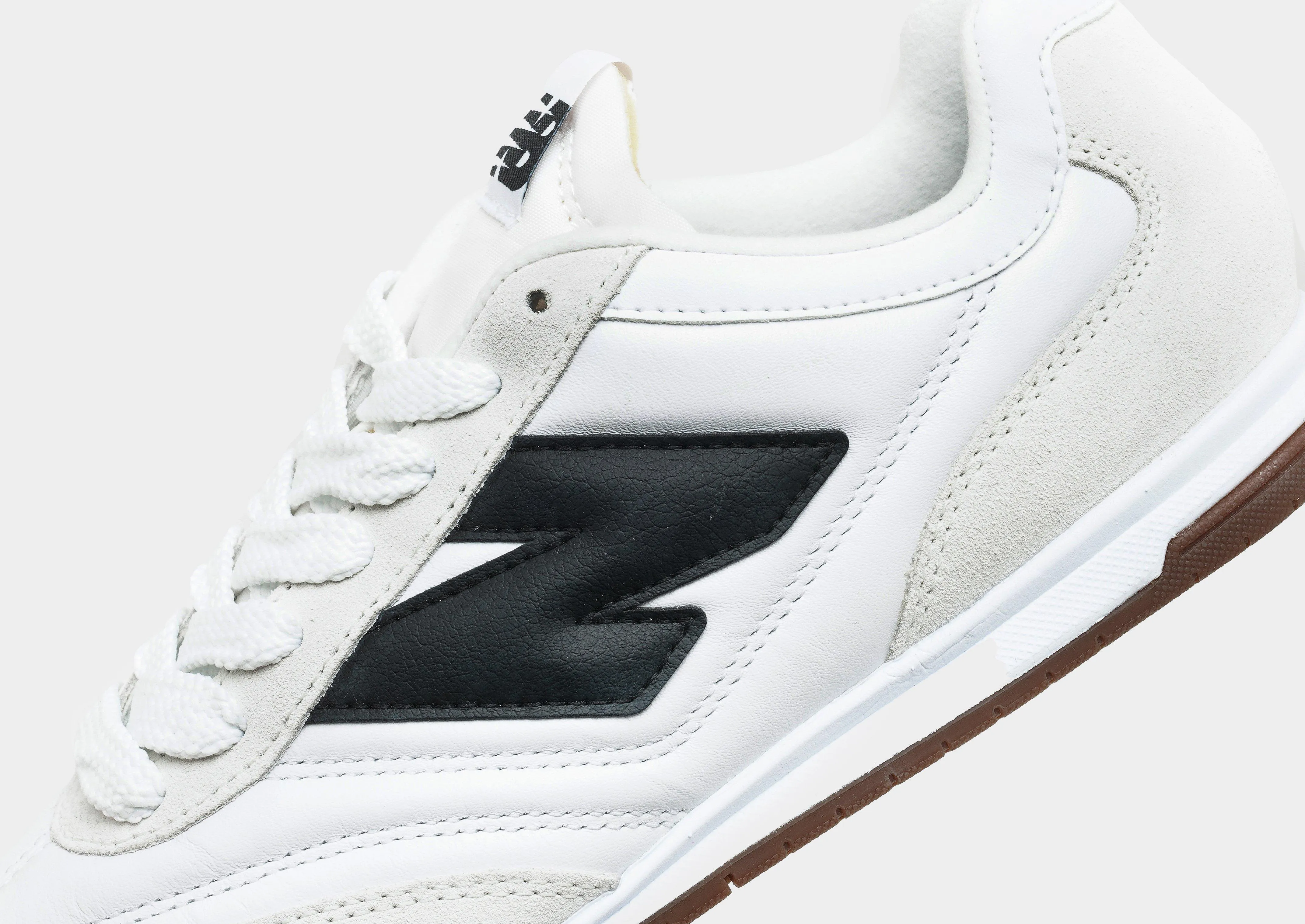 RC42 Women's running in an iconic bridge area shoes running in the night shoes