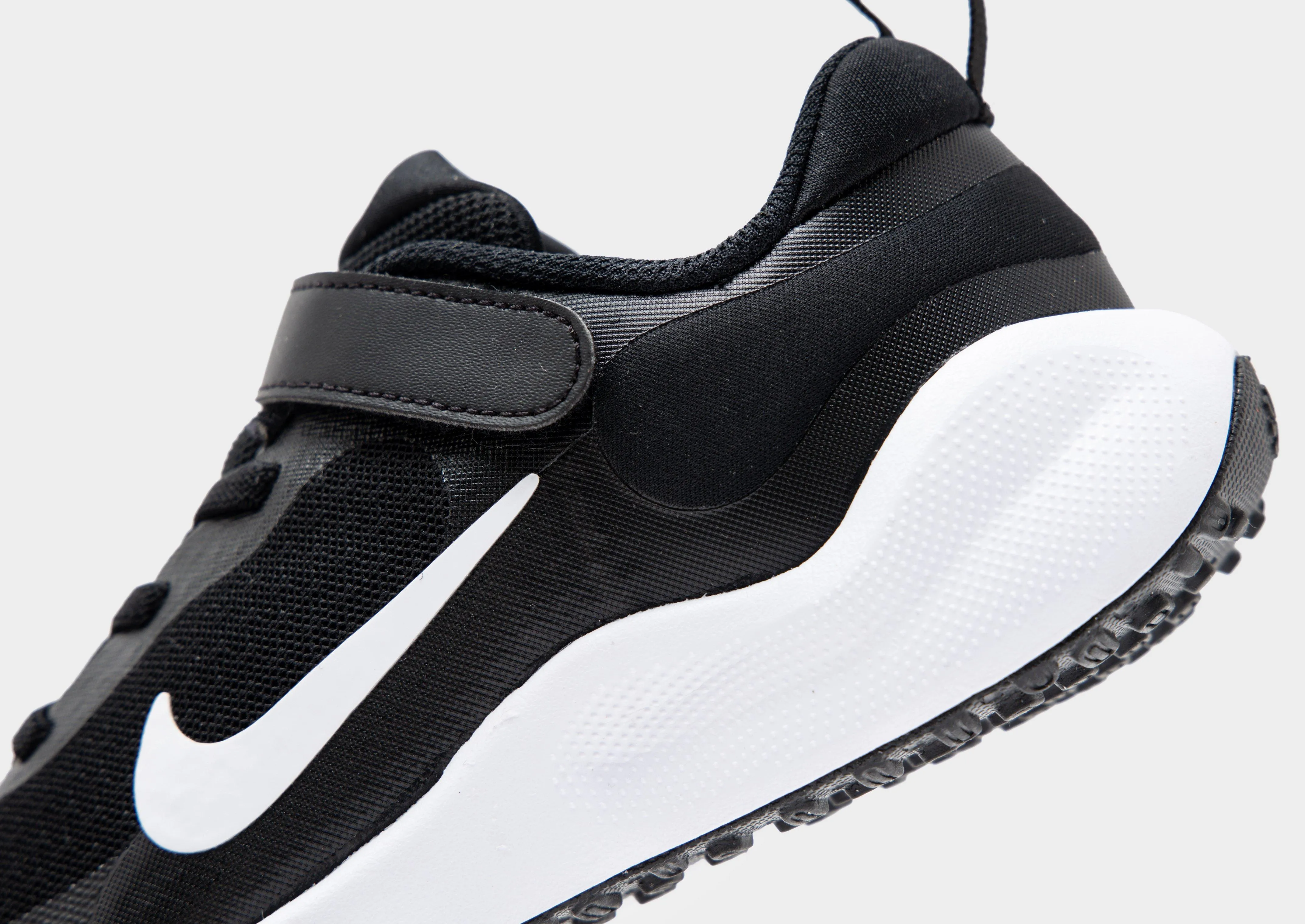 Revolution 7 Children's Bold Grip Breathable surface