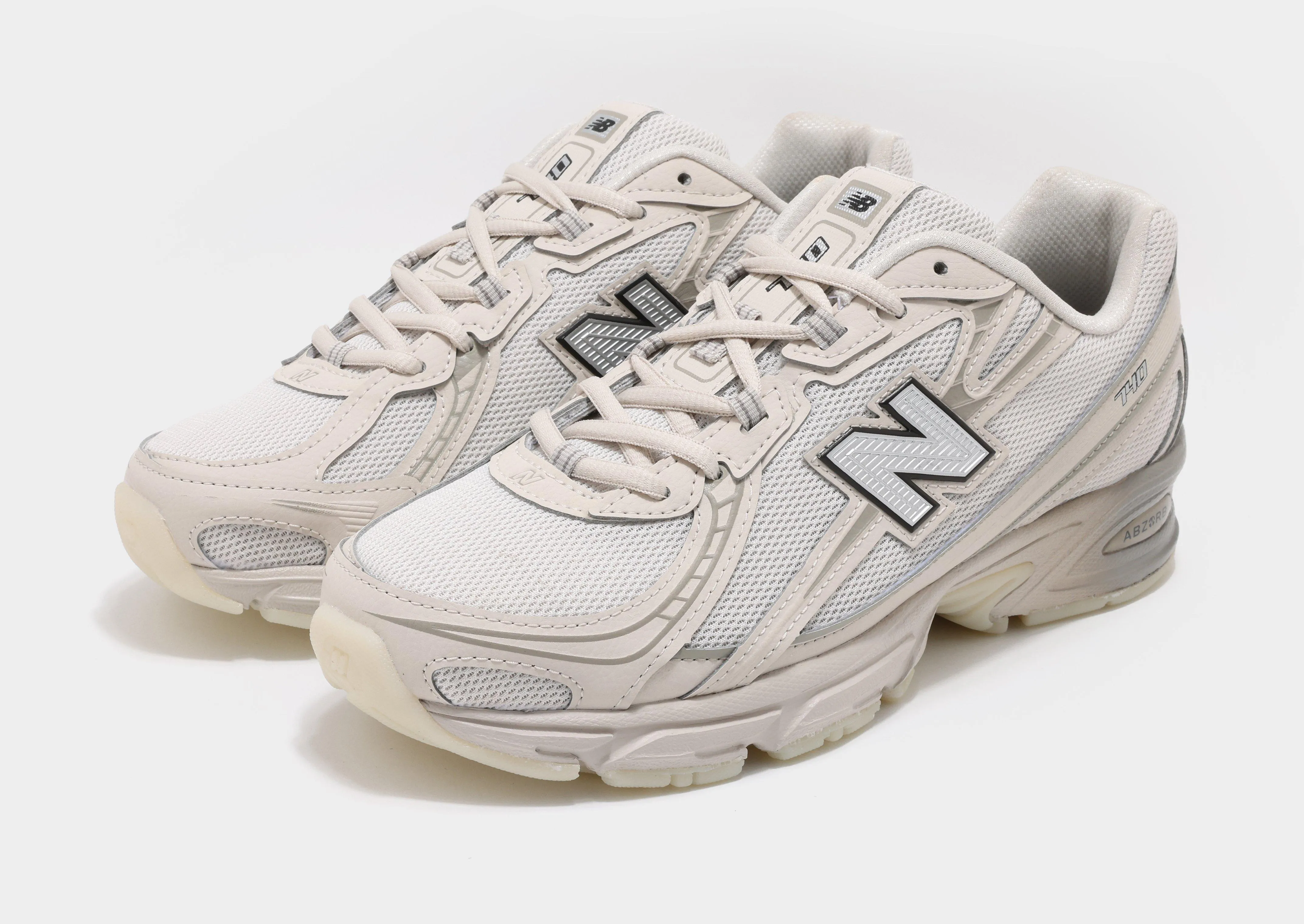 multi - terrain shoes running in a movable bridge area shoes 740
