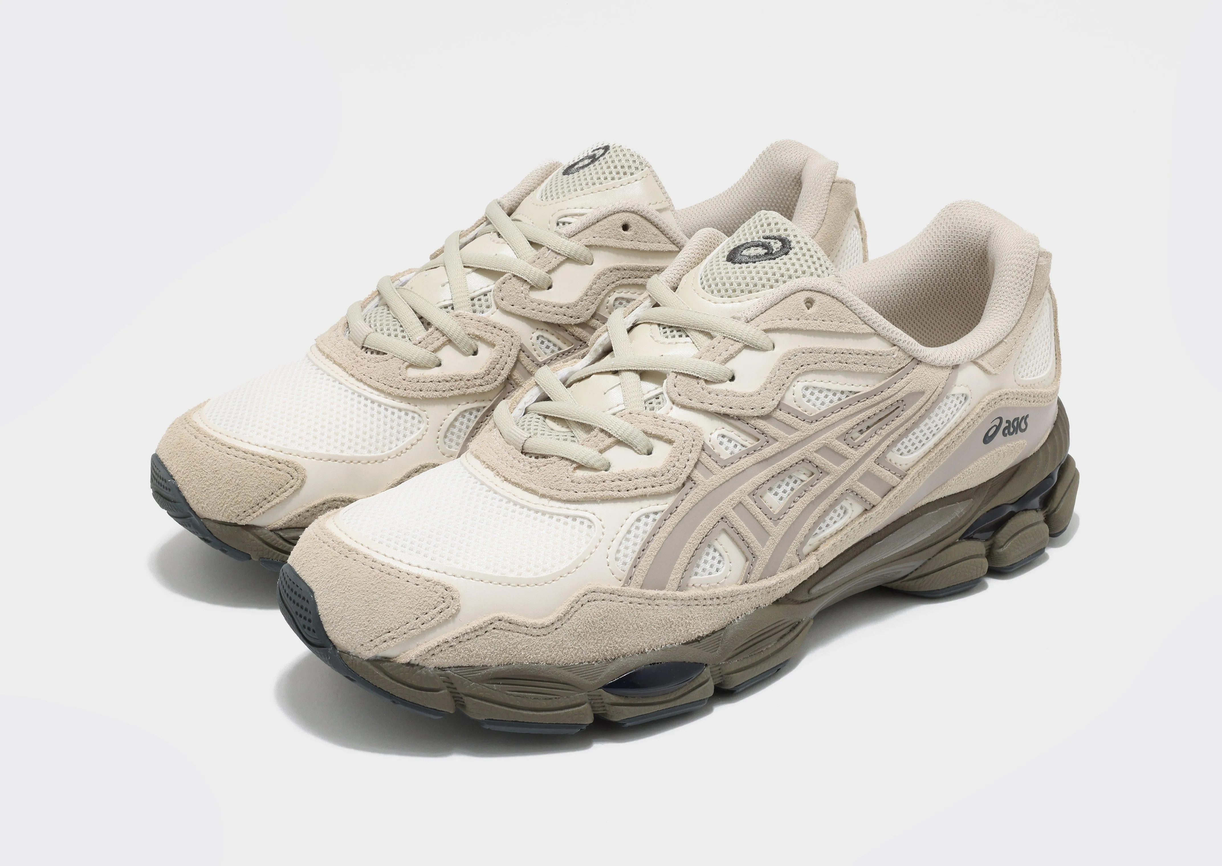 Synthetic running shoes for professional female runners GEL-NYC