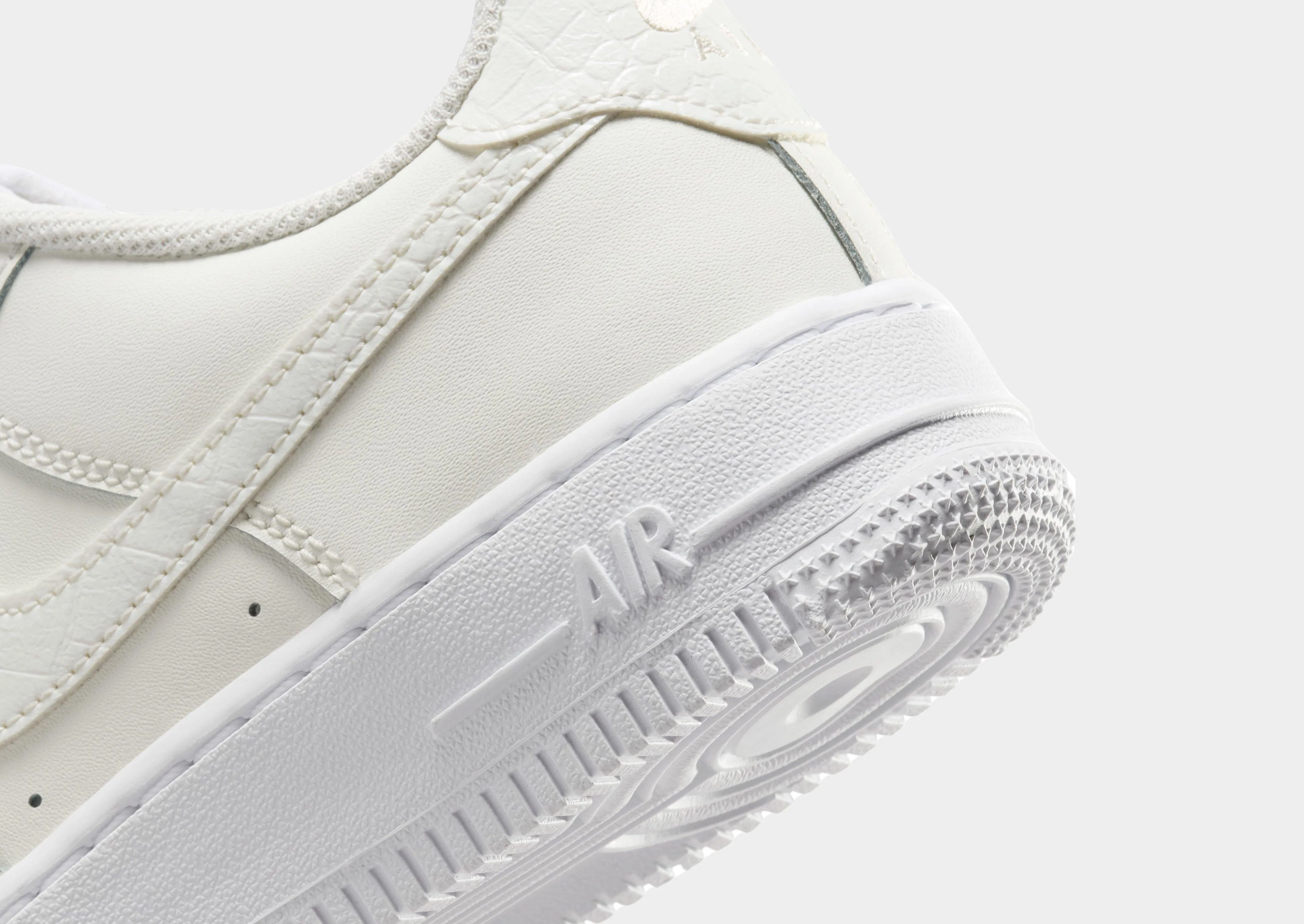 Air Force 1 LV8 Junior's Shock Performance