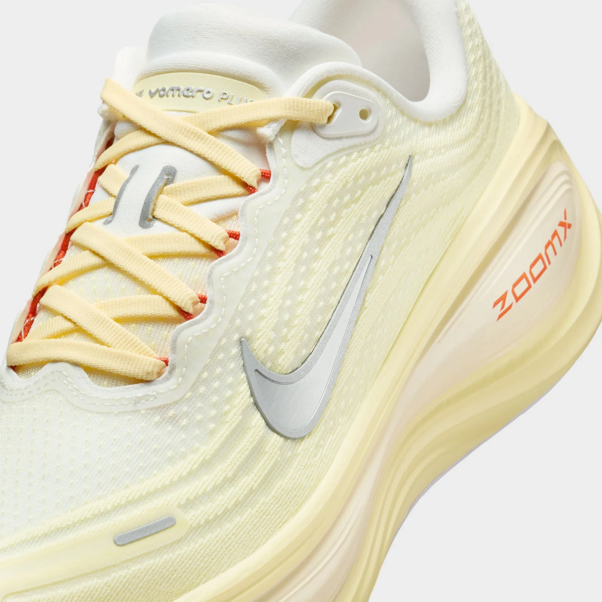 Coordination - boosting Foam Midsole Nike Women's Vomero Plus Summit White / Metallic Silver - Alabaster