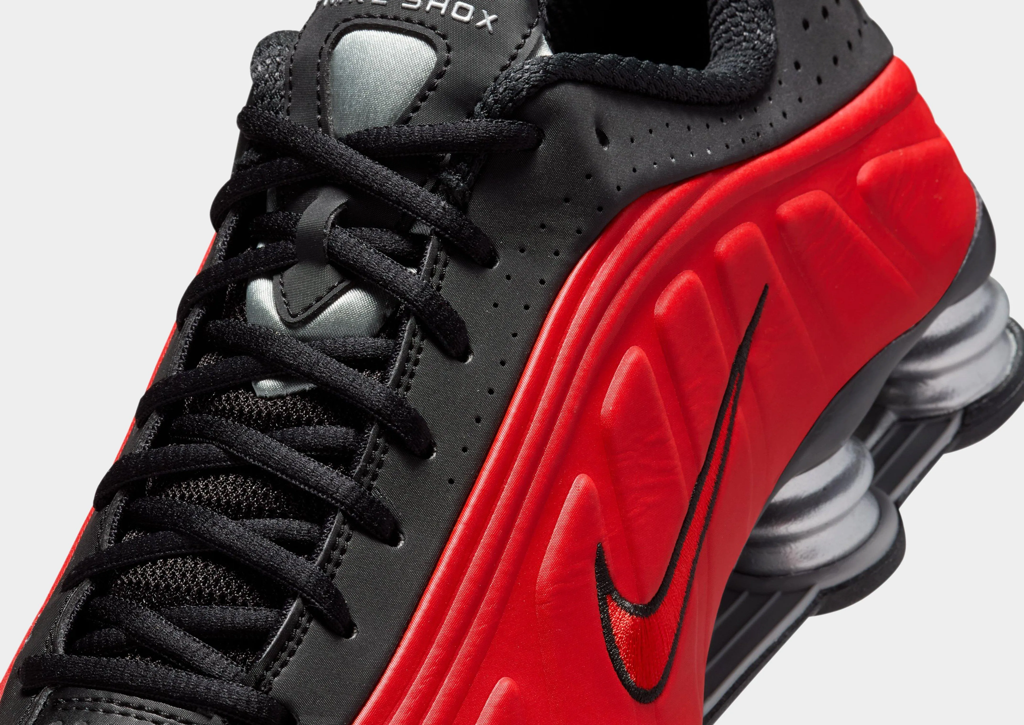 Distinctive chic Shox R4