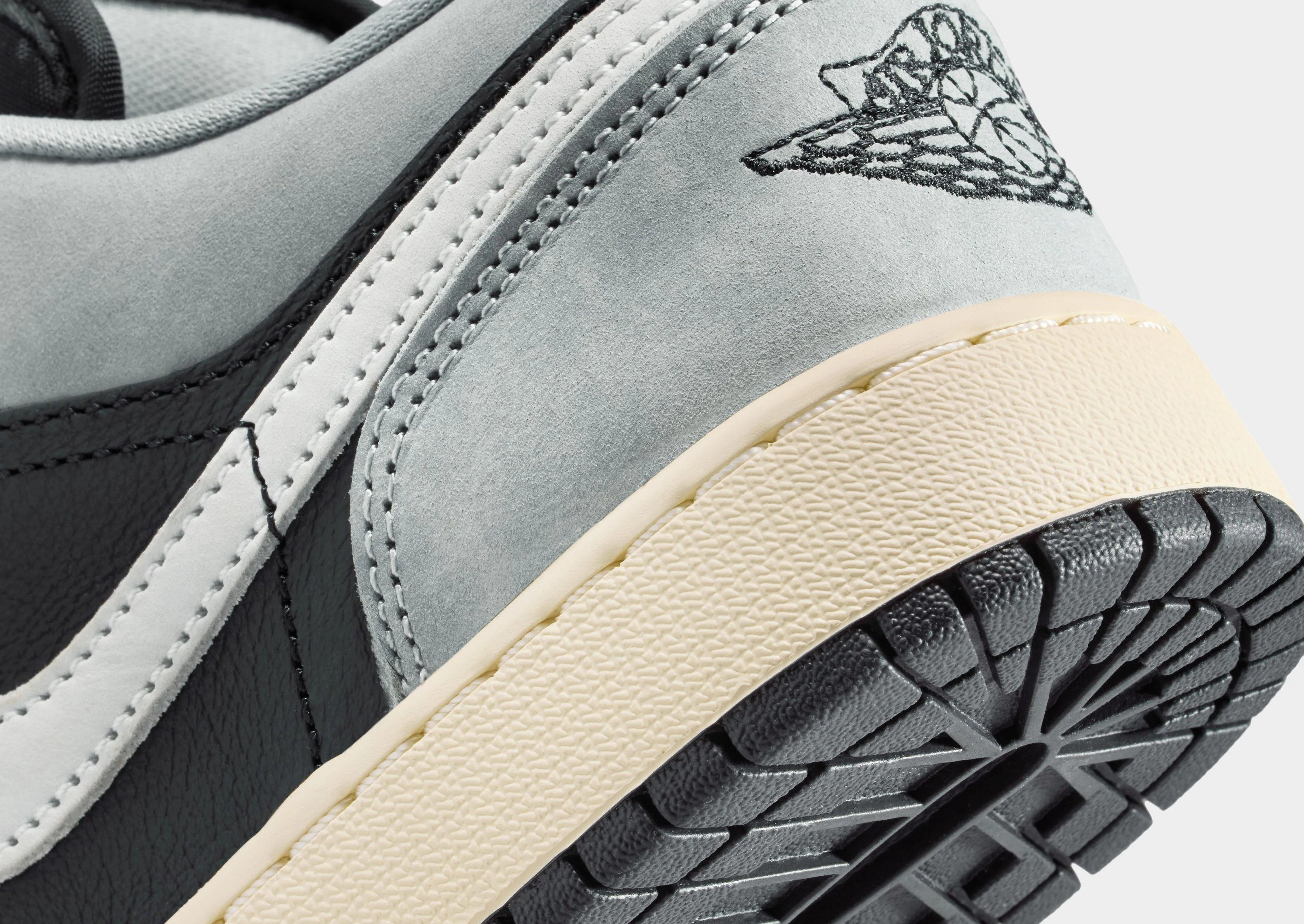 Air 1 Low SE Junior's Dynamic silhouette